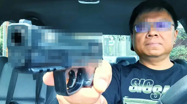 邱姓副站長日前上傳舉槍照遭移送,判決結果出爐。(翻攝Dukoff血汗臺鐵YT頻道)