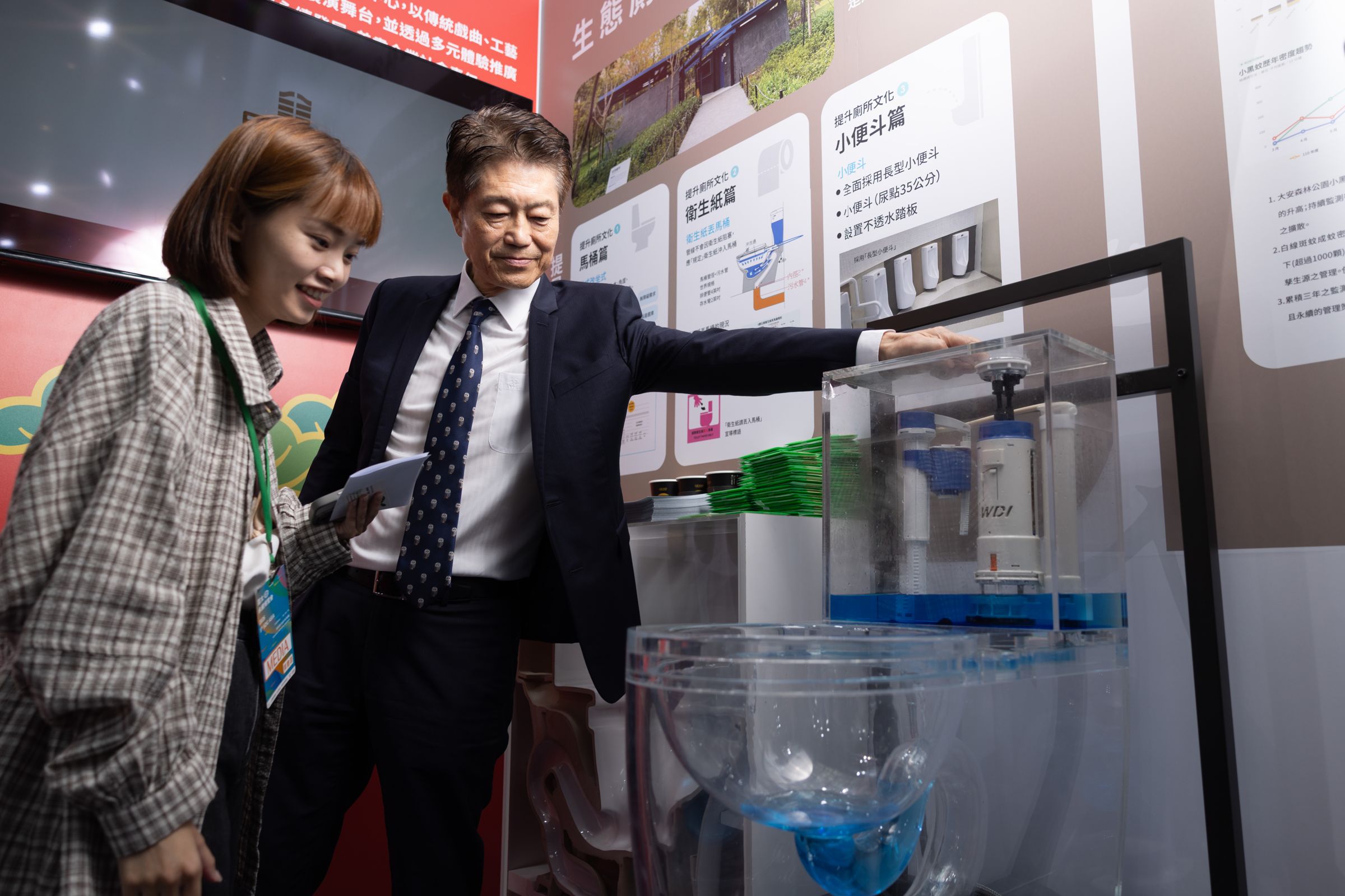 大安森林公園之友基金會常務董事蔡建生在展場解說坐式馬桶的使用迷思,強調廁所是否友善,不只關乎清潔,也影響長者、身障者與孩童能否安心使用。(全聯提供)