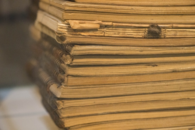 平幡照正將祖父遺留的古籍送交《開運鑑定團》鑑定，意外發現價值高達3億日幣。（示意圖，photoAC）