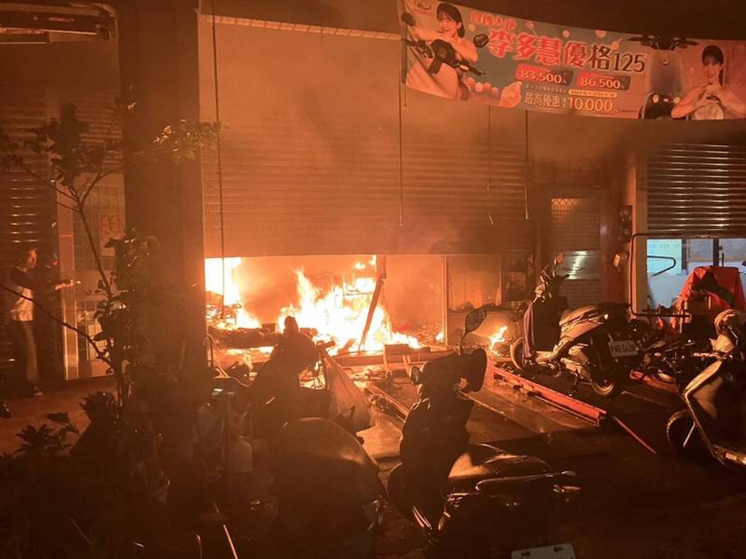 消防人員抵達現場時,建物1、2樓已經陷入火海,3樓有人受困。(消防局提供)