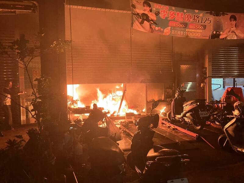 消防人員抵達現場時，建物1、2樓已經陷入火海，3樓有人受困。（消防局提供）