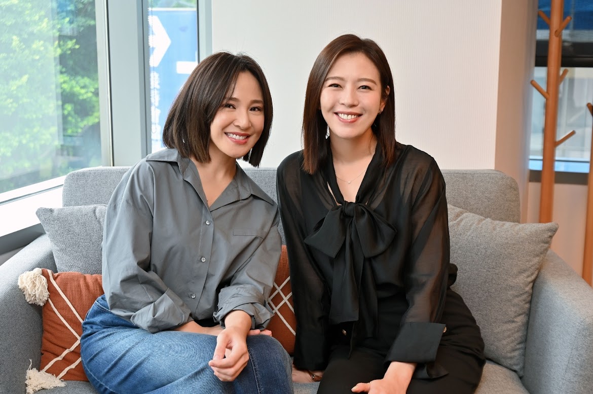 梁文音（左）新單曲〈短痛不如長痛〉MV，邀來劉品言擔綱女主角。（環球音樂提供）