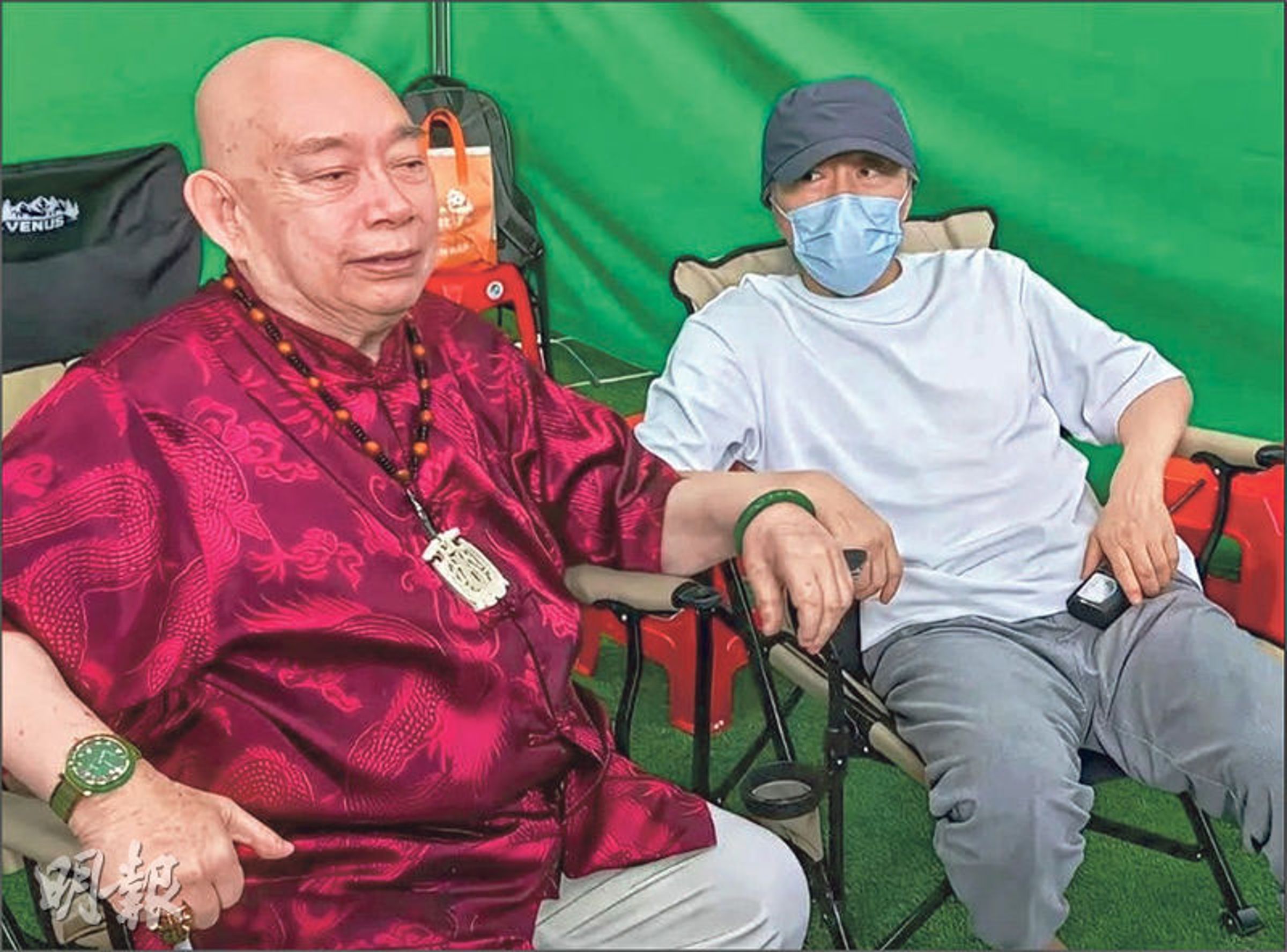現年84歲的黃一飛出現在《功夫女足》的幕後花絮影片中,並與周星馳並肩而坐,粉絲無不希望兩人能再次合作。(網路圖片)