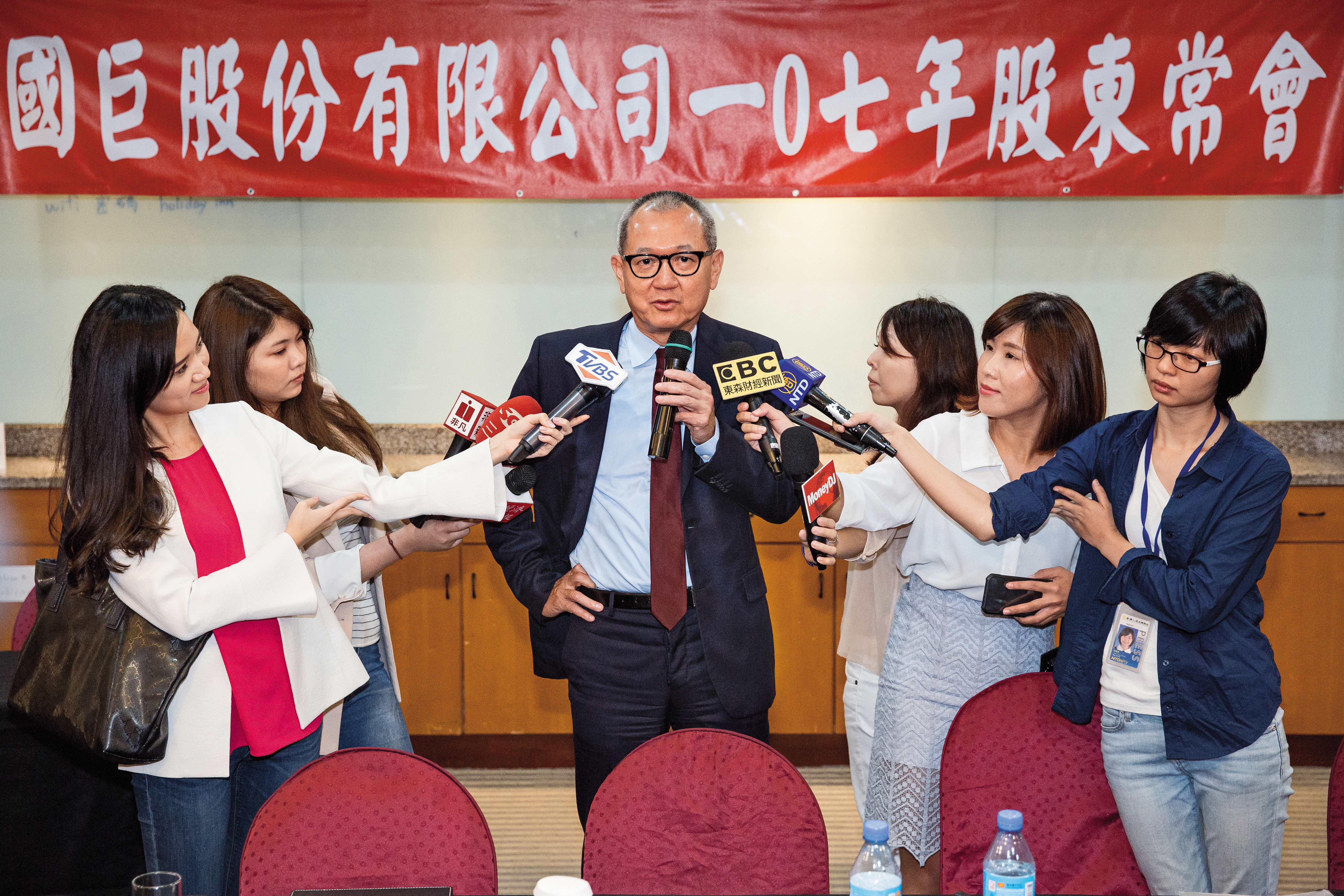 2018年國巨股價從高檔滑落,小畢逮到機會一路做空,賺到一大桶金。圖中為國巨董事長陳泰銘。