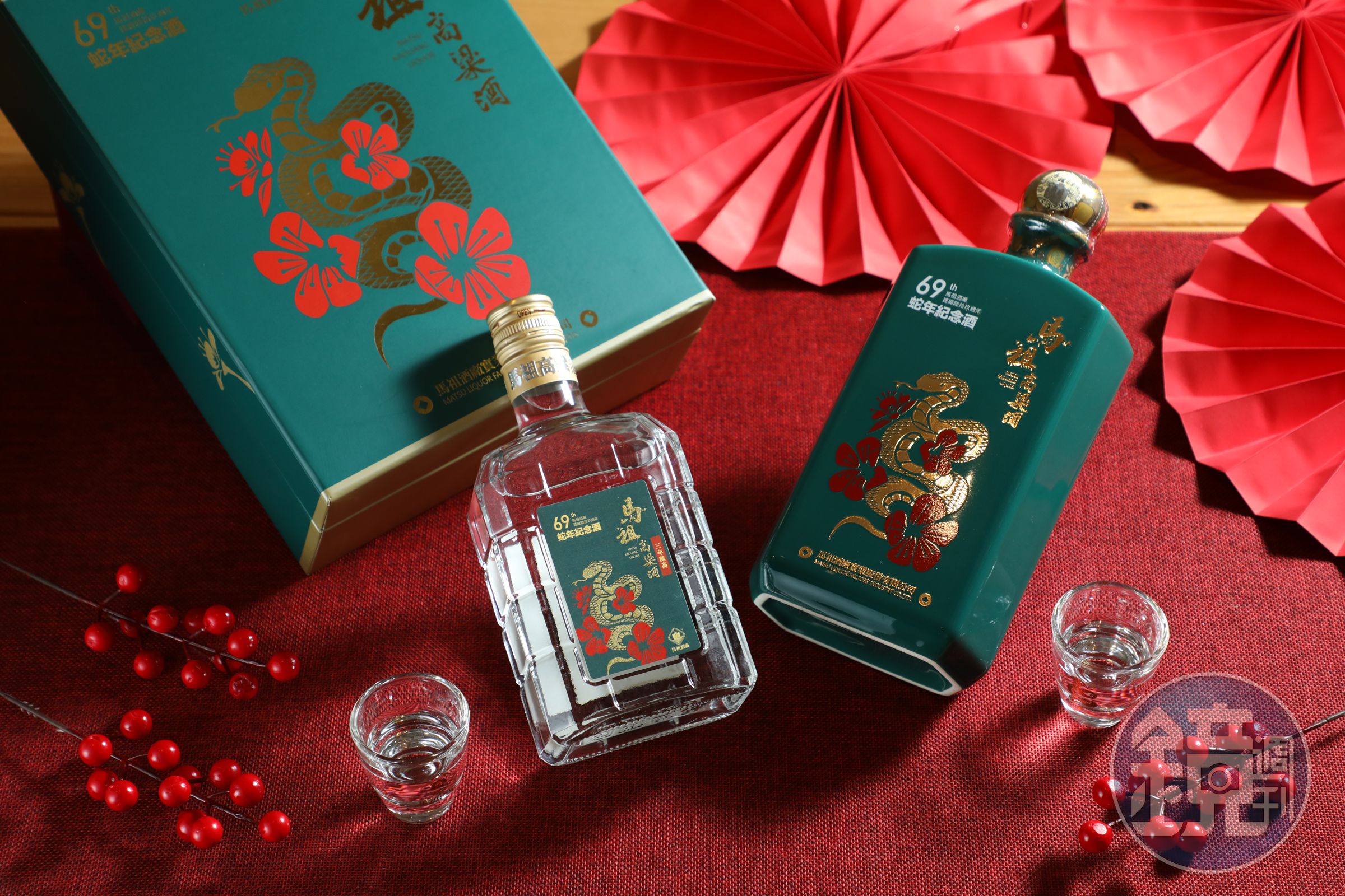 泰山推出的生肖系列「馬祖酒廠建廠69周年三年陳高紀念酒」(左,888元/瓶)酒精濃度53%;酒精濃度58%的「馬祖酒廠建廠69周年特優紀念酒」以精緻禮盒盛裝,內附兩只馬祖酒廠LOGO酒杯(右,2,180元/組)。