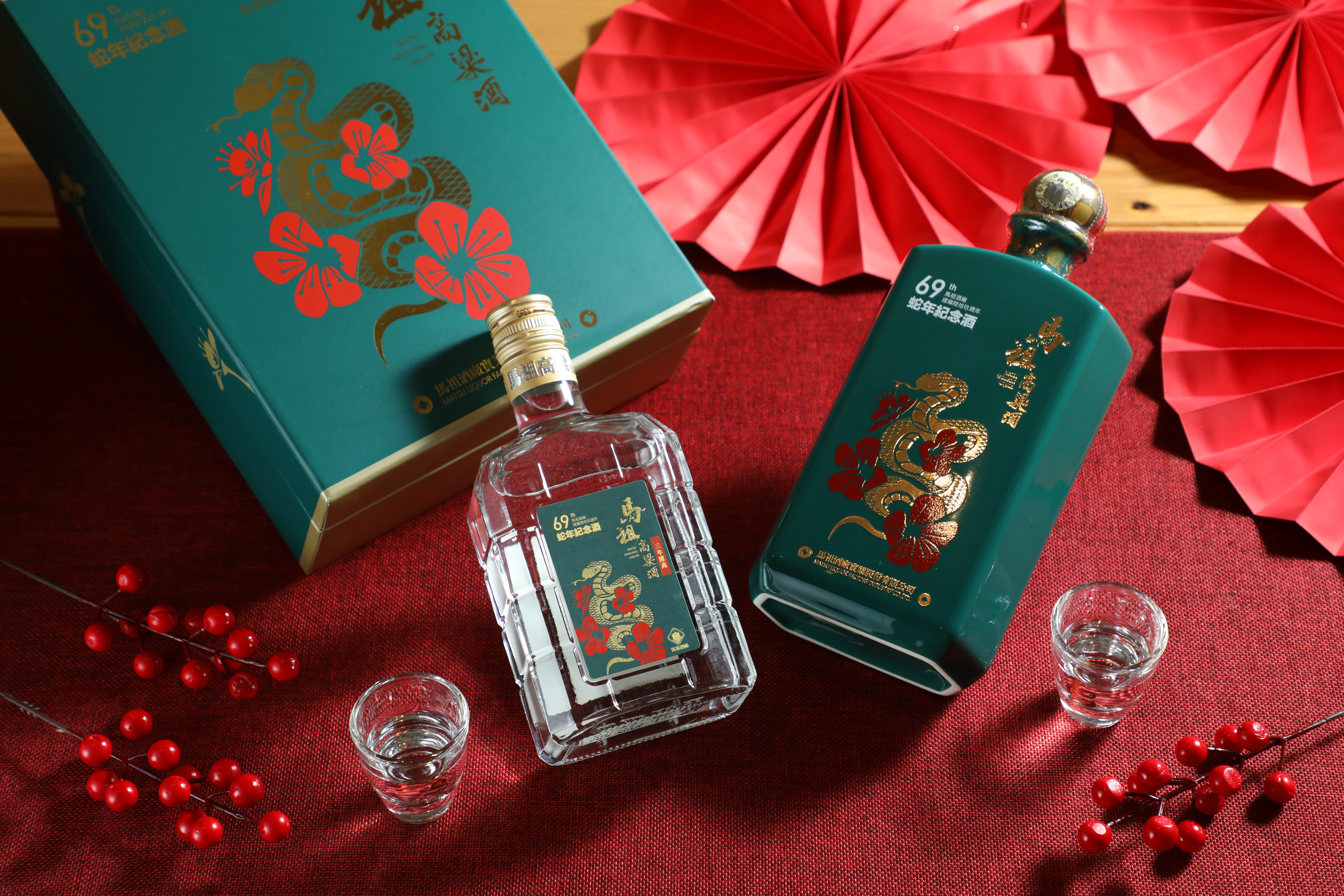 泰山推出的生肖系列「馬祖酒廠建廠69周年三年陳高紀念酒」（左，888元／瓶）酒精濃度53％；酒精濃度58％的「馬祖酒廠建廠69周年特優紀念酒」以精緻禮盒盛裝，內附兩只馬祖酒廠LOGO酒杯（右，2,180元／組）。