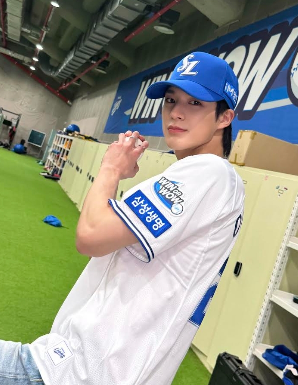 JENO飾演無法投出好球的高中投手「宇鎮」,這是他的演技首秀。(網路圖片)