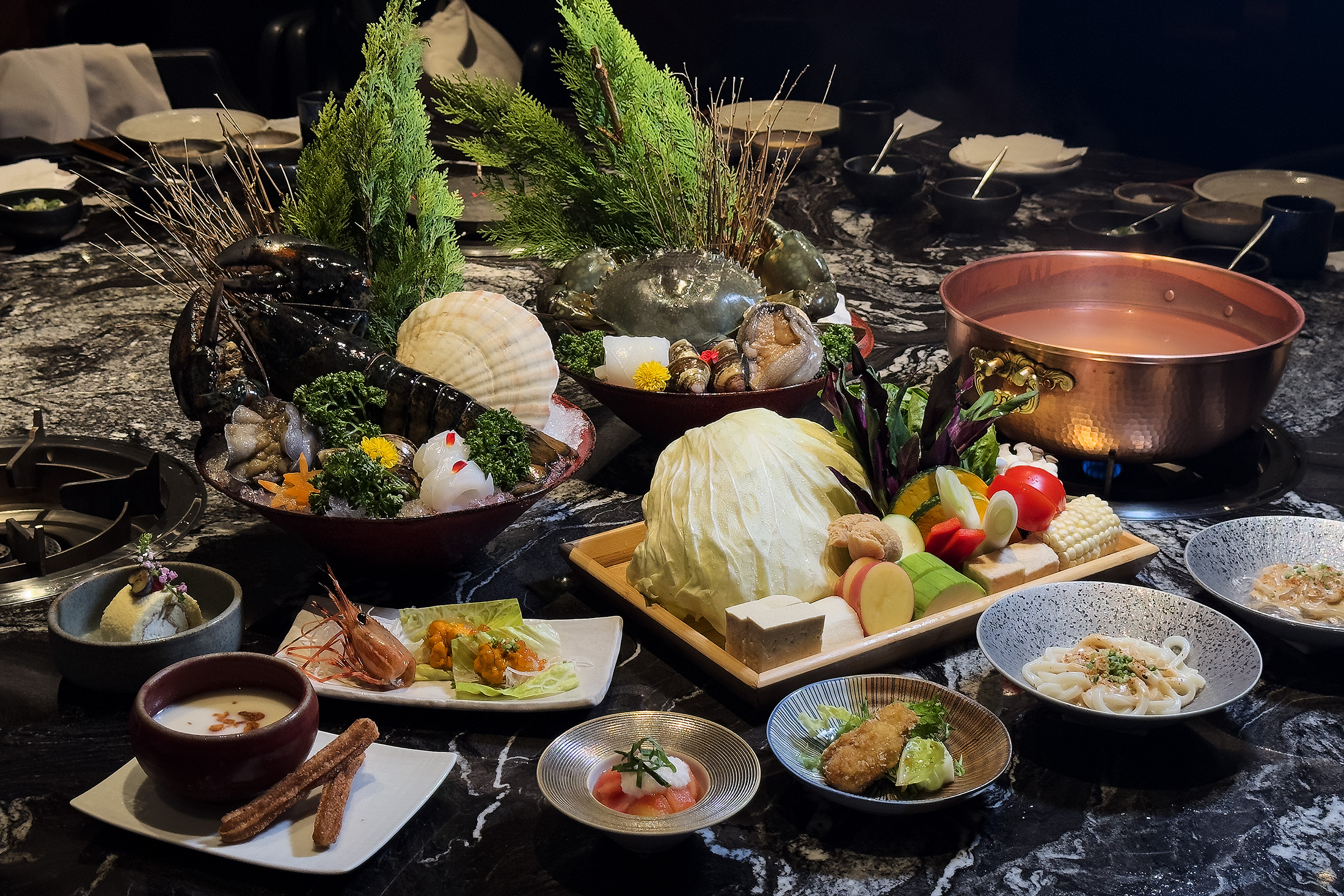 位於台北敦化北路文華精品的「但馬家涮涮鍋」，以頂級日式火鍋的湯頭、優質的肉品與海鮮等食材，為饕客帶來絕無僅有的鍋物選擇。