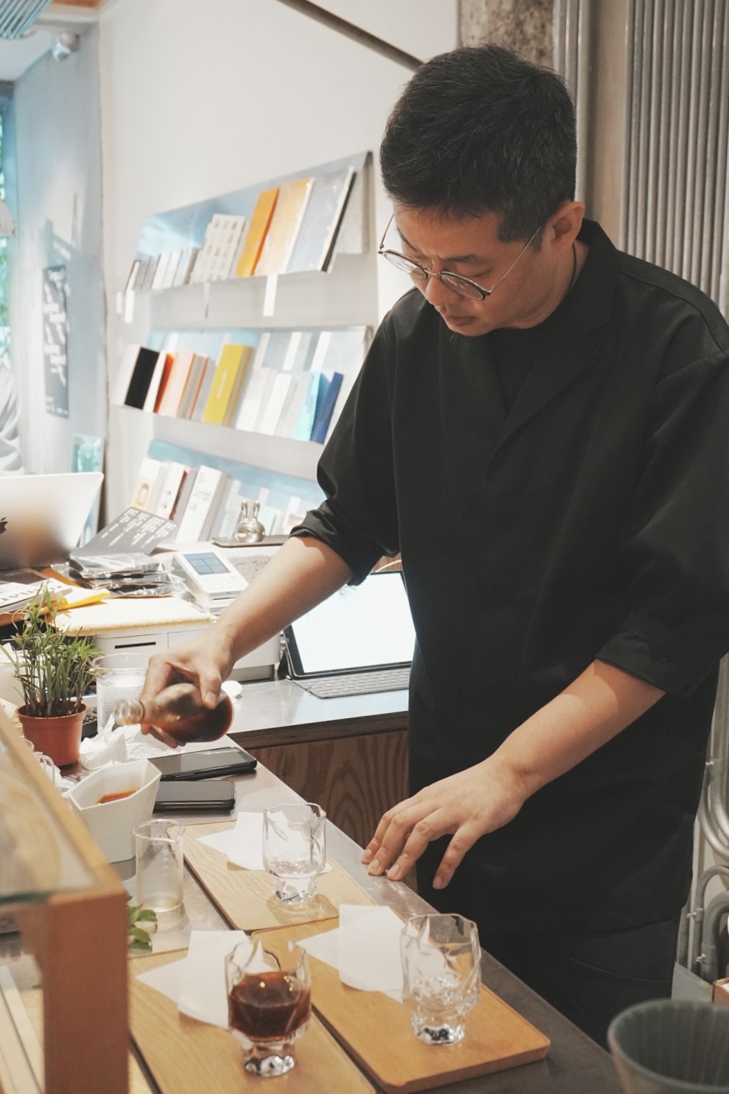 Silencec會先將微淬注入醒酒器，再一一轉倒入杯中。