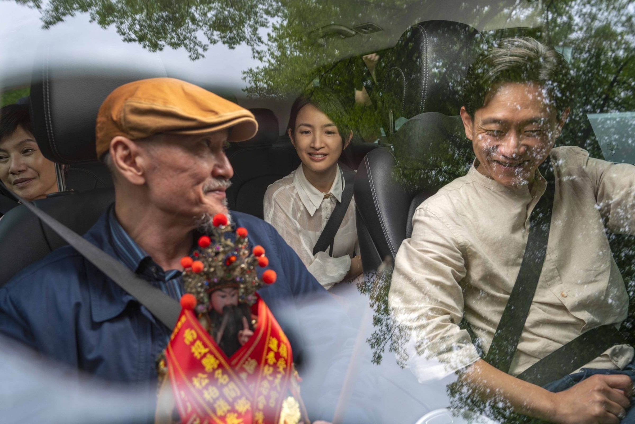 玄天上帝是片中女主角林依晨(後右)與父親(林鉅飾、前左)、哥哥(陳家逵飾、前右)、母親(唐美雲飾、後左)的信仰。(甲上娛樂提供)