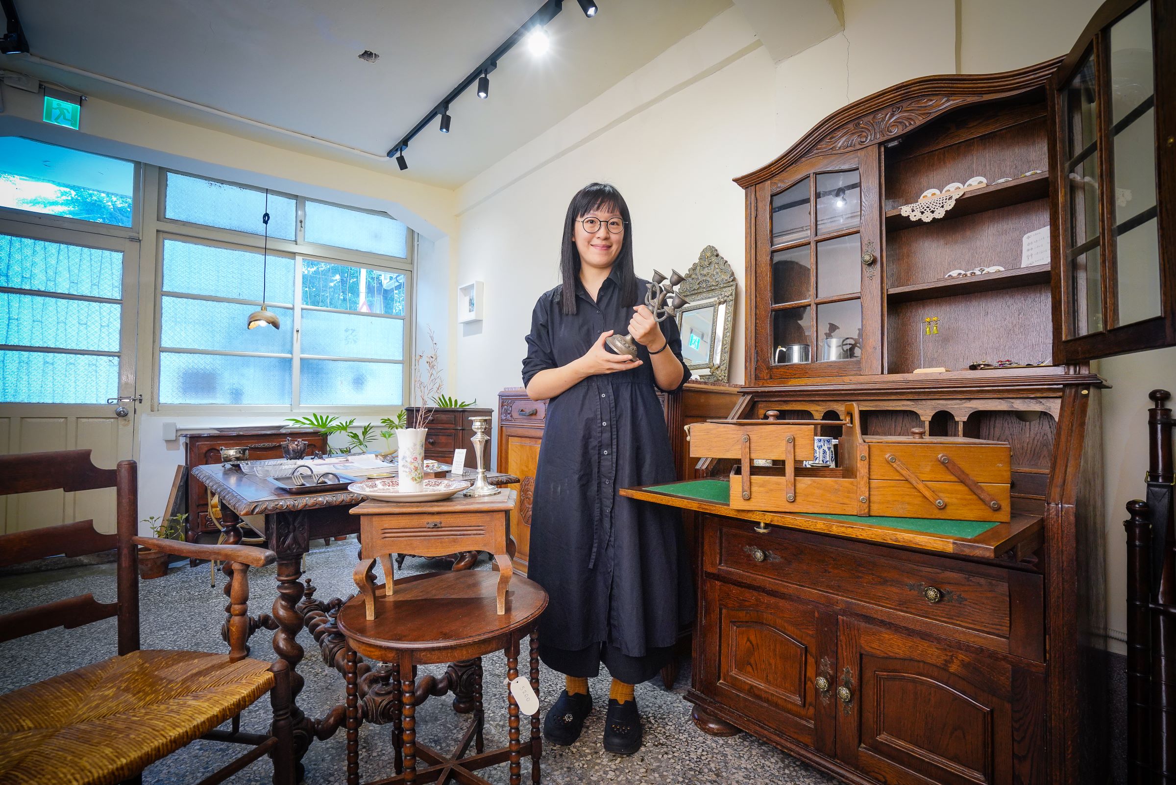 週四待在家是一家空間設計師會去逛的店，店主蔡宇恩最喜歡收、也最愛賣的物件是老櫃，尤其是線條優美的法式櫃。