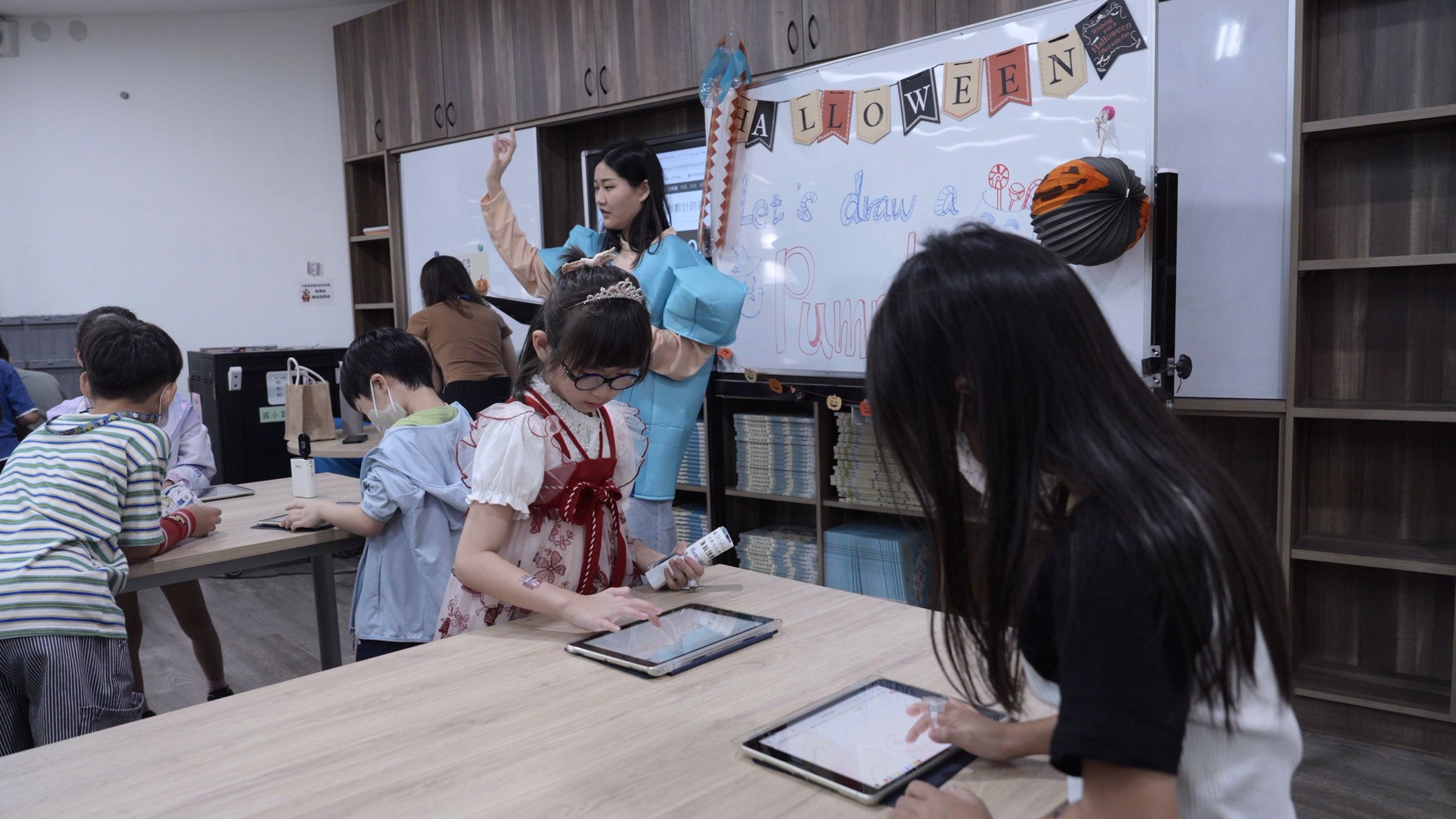 九份子國中小把節慶變成學習舞台，將語言融入日常。從聖誕闖關到萬聖節變裝，再結合平板教學與智慧教育，讓孩子在互動中學語言、玩科技，開啟多元學習新體驗。