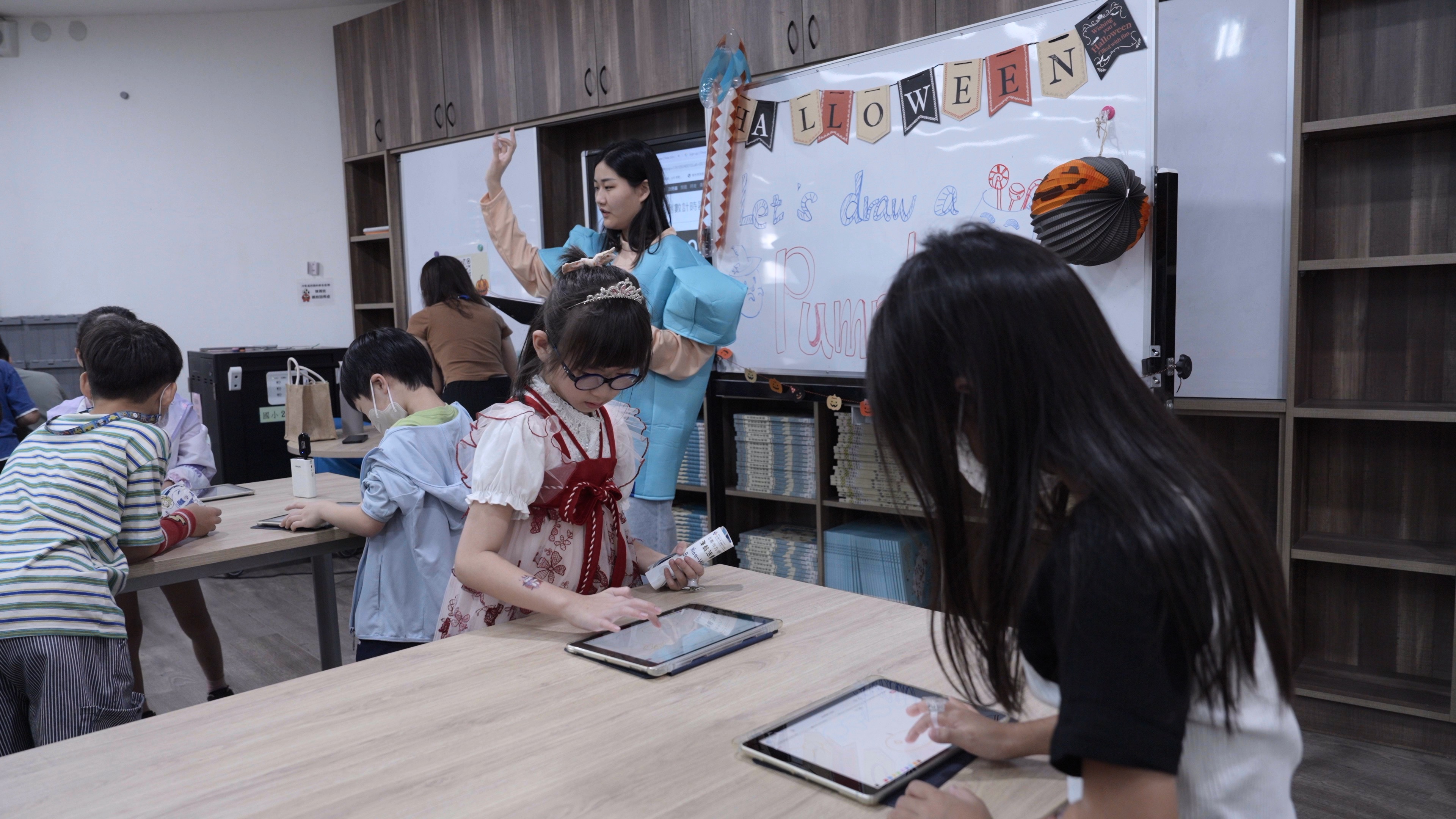 九份子國中小把節慶變成學習舞台，將語言融入日常。從聖誕闖關到萬聖節變裝，再結合平板教學與智慧教育，讓孩子在互動中學語言、玩科技，開啟多元學習新體驗。