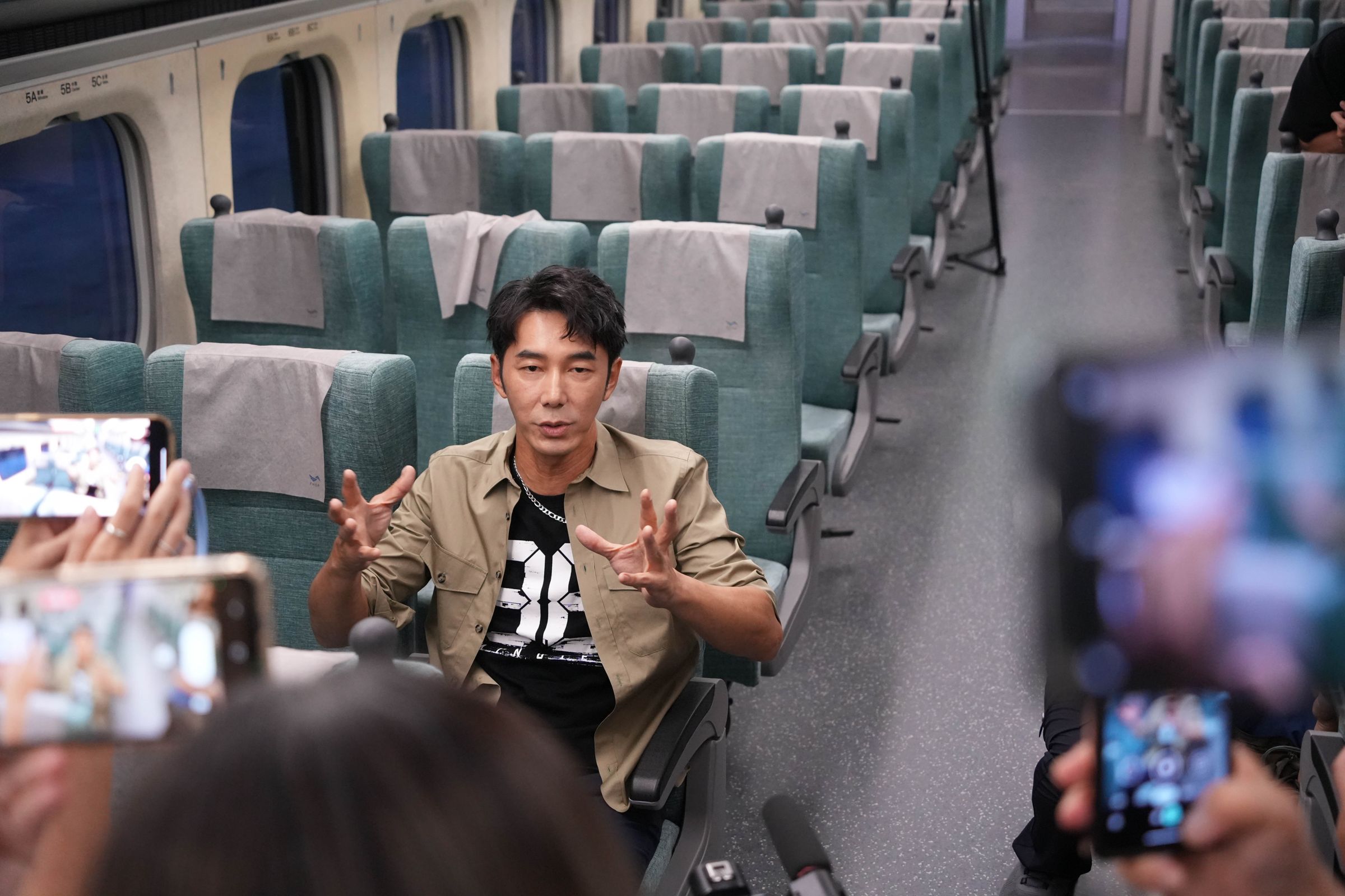 李李仁為媒體導覽花費2,000萬打造的高鐵車廂攝影棚,車廂中擬真度極高,就像真的身處高鐵車廂般。(華影提供)