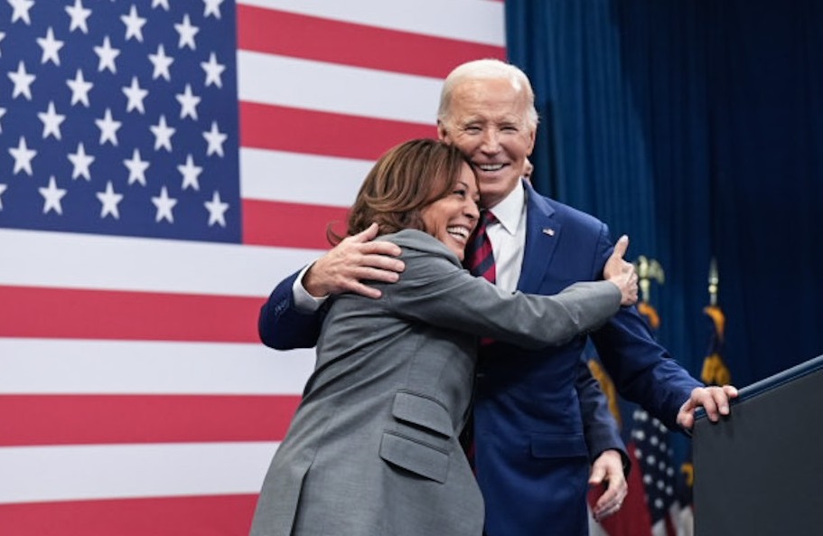 拜登（右）宣布退選，賀錦麗（左）將爭取黨內支持贏得提名，也呼籲民主黨團結擊敗川普。（翻攝自Kamala Harris臉書）