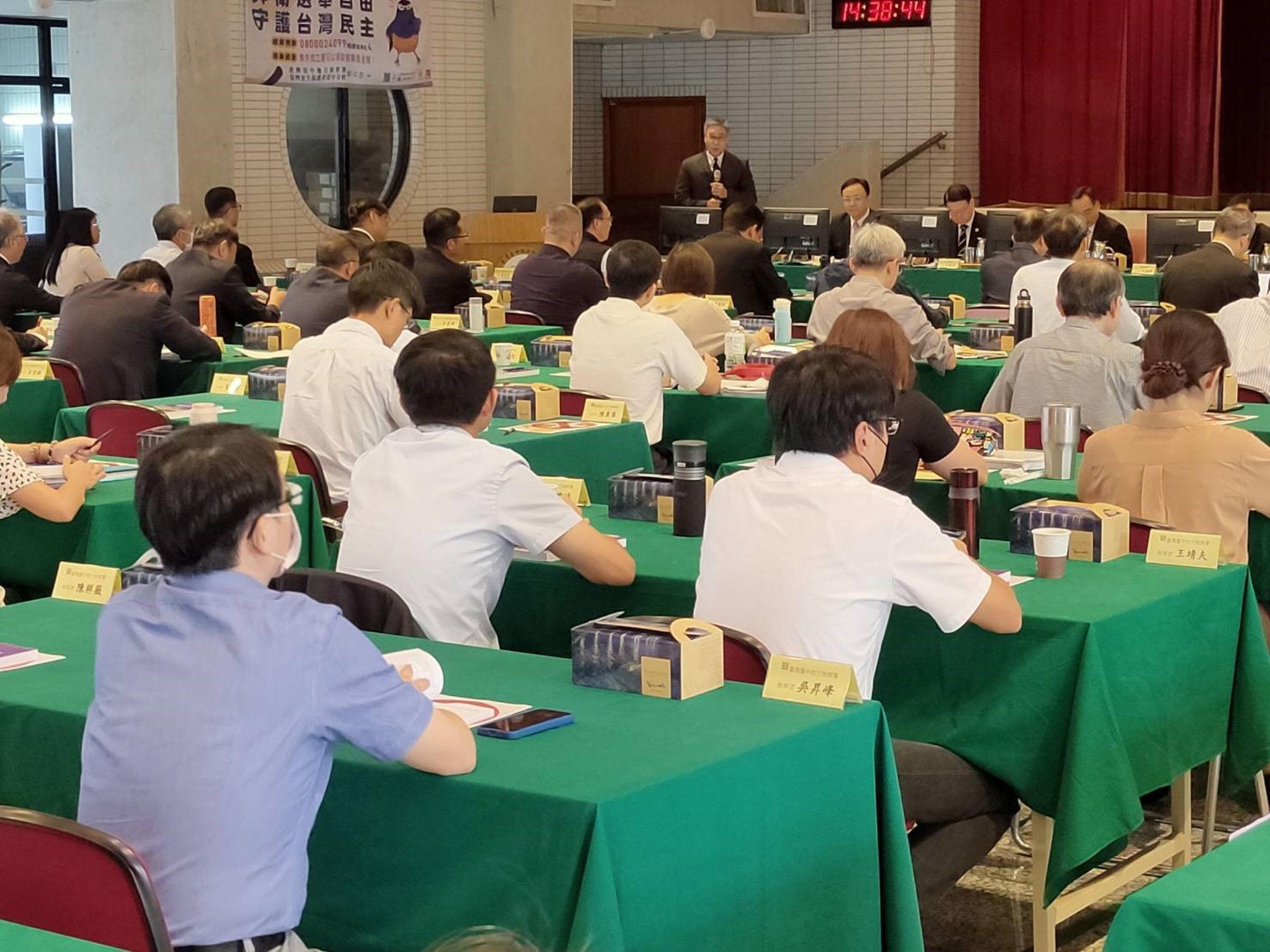 彰化及台中2大地檢署分別召開選舉查察座談,檢察高層齊聚一堂密商查賄技巧,檢察總長邢泰釗下令強掃黑金,杜絕境外勢力介選。(最高檢提供)