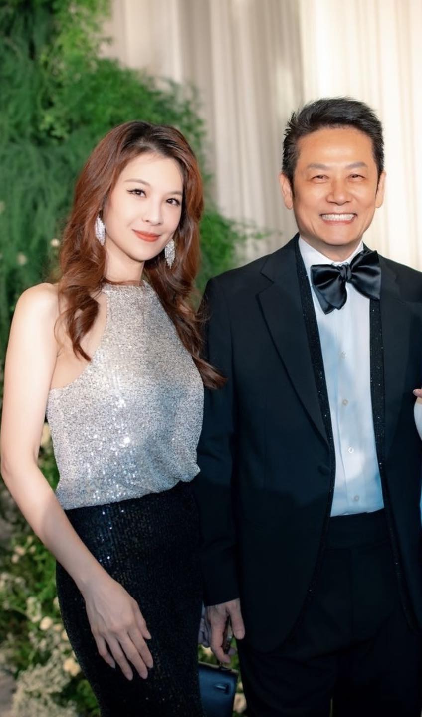 林若亞近日因出席方芳芳娶媳婦上海喜宴和徐乃麟合影受到關注。（翻攝自臉書）