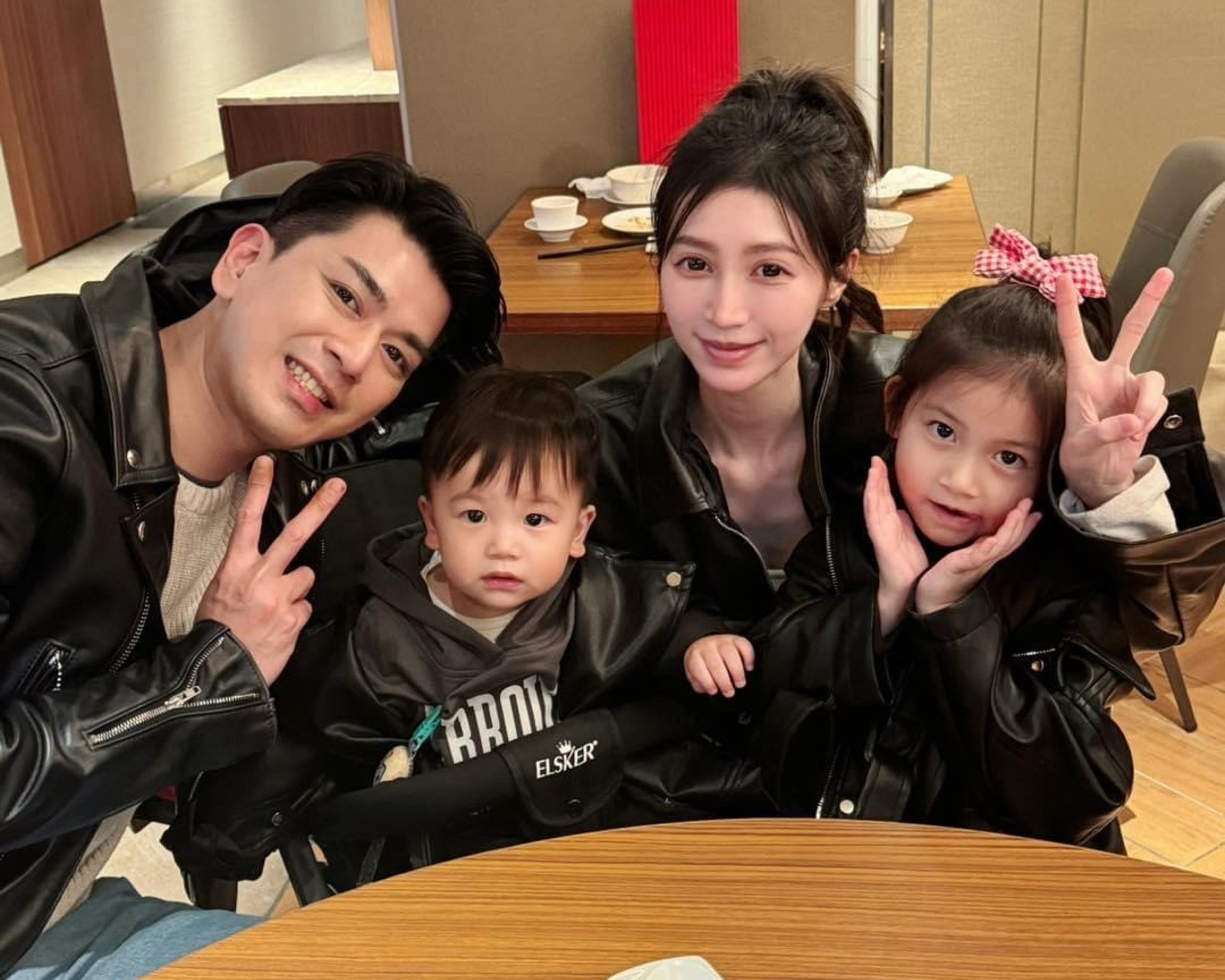 潘逸安（左）帶妻小出門穿起全家「服」。（艾迪昇傳播提供）