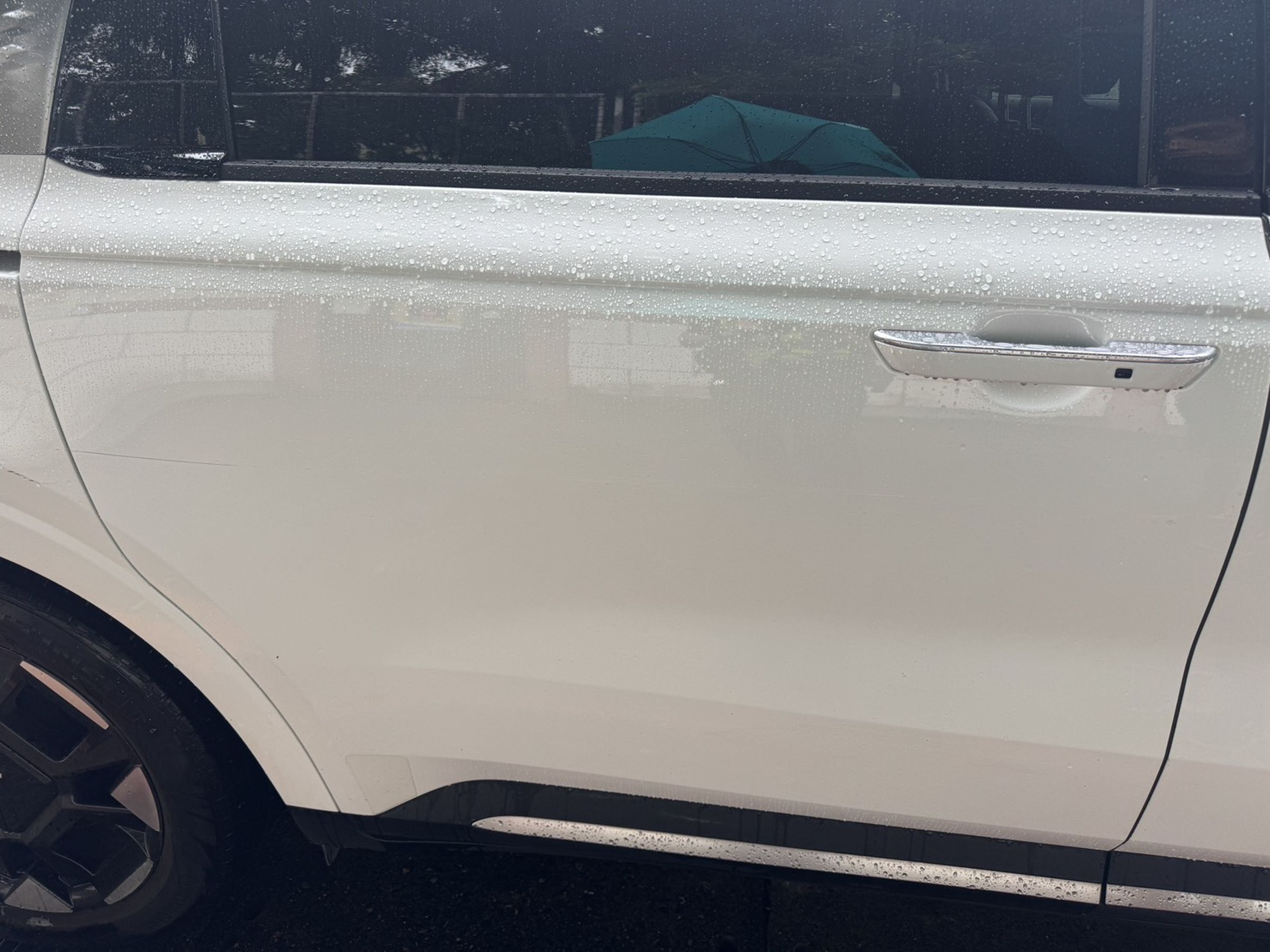 曾男轎車右側車身有明顯刮傷痕跡。翻攝畫面