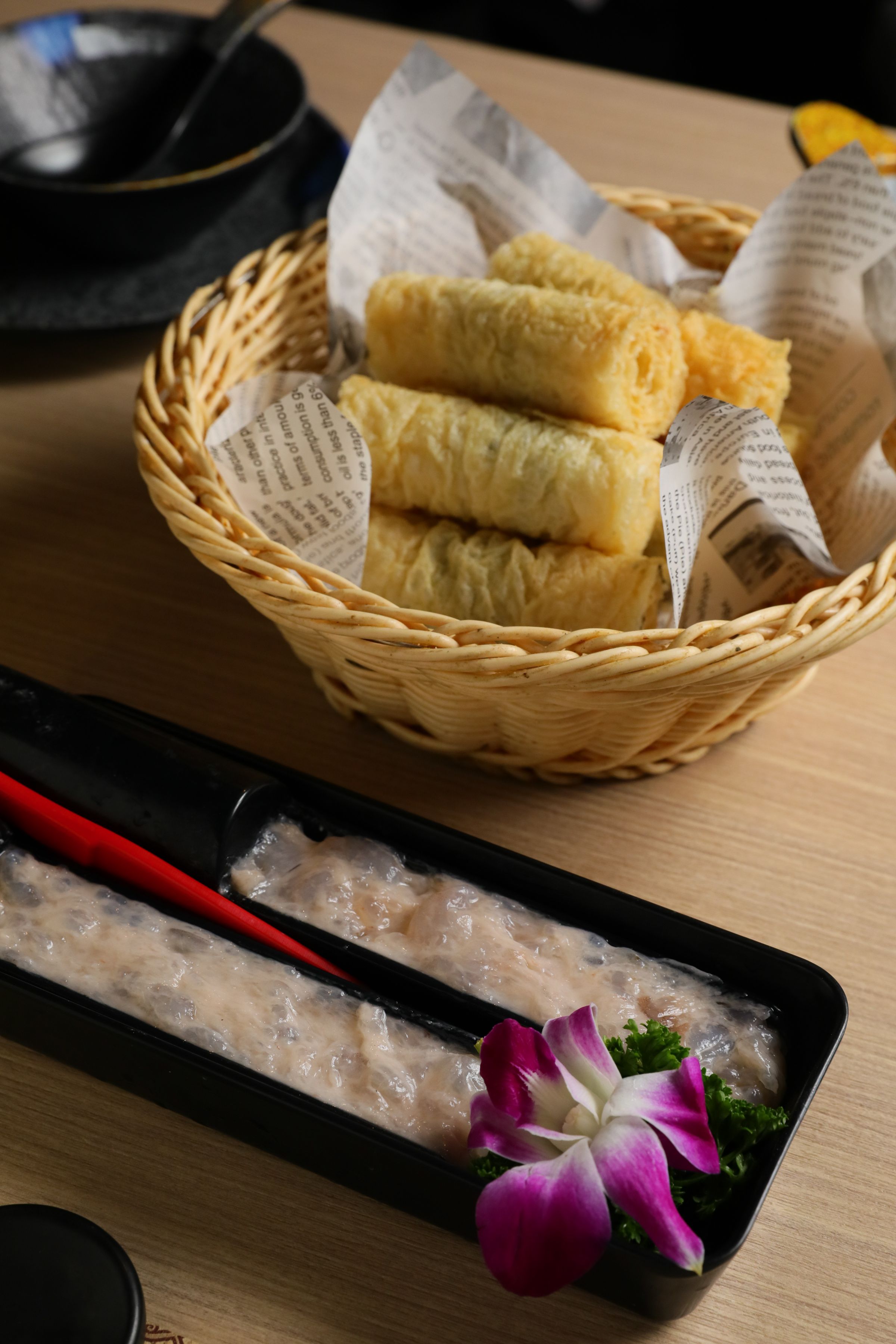 「即炸紫菜響鈴」（後，港幣68元／份）、「爽口手打鮮蝦滑」（前，港幣78元／份）都是受歡迎的火鍋料。
