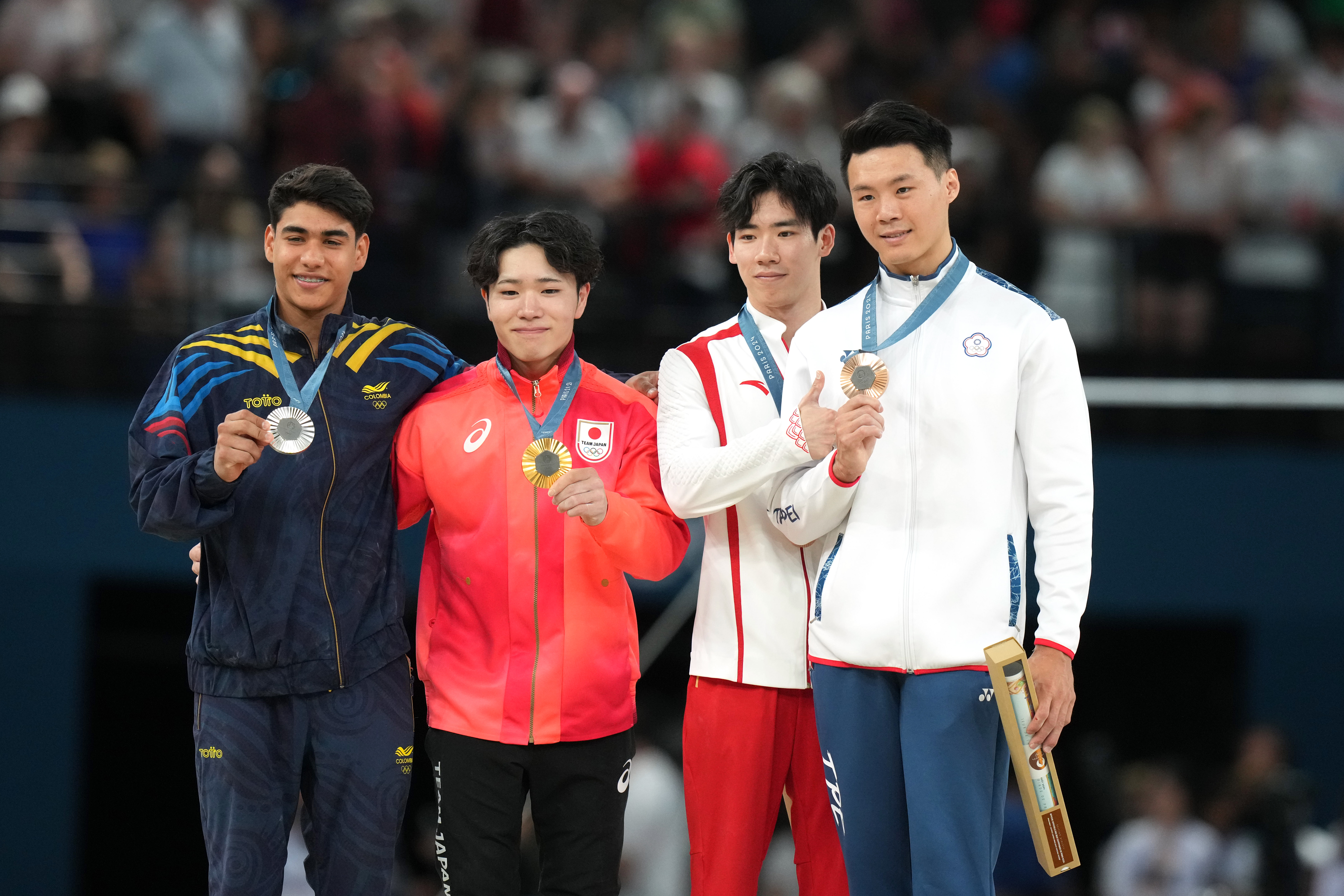 我國男子體操好手唐嘉鴻（右一）昨晚拿下單槓銅牌，與中國選手張博恆（右二）並列第3。（中華奧會提供）