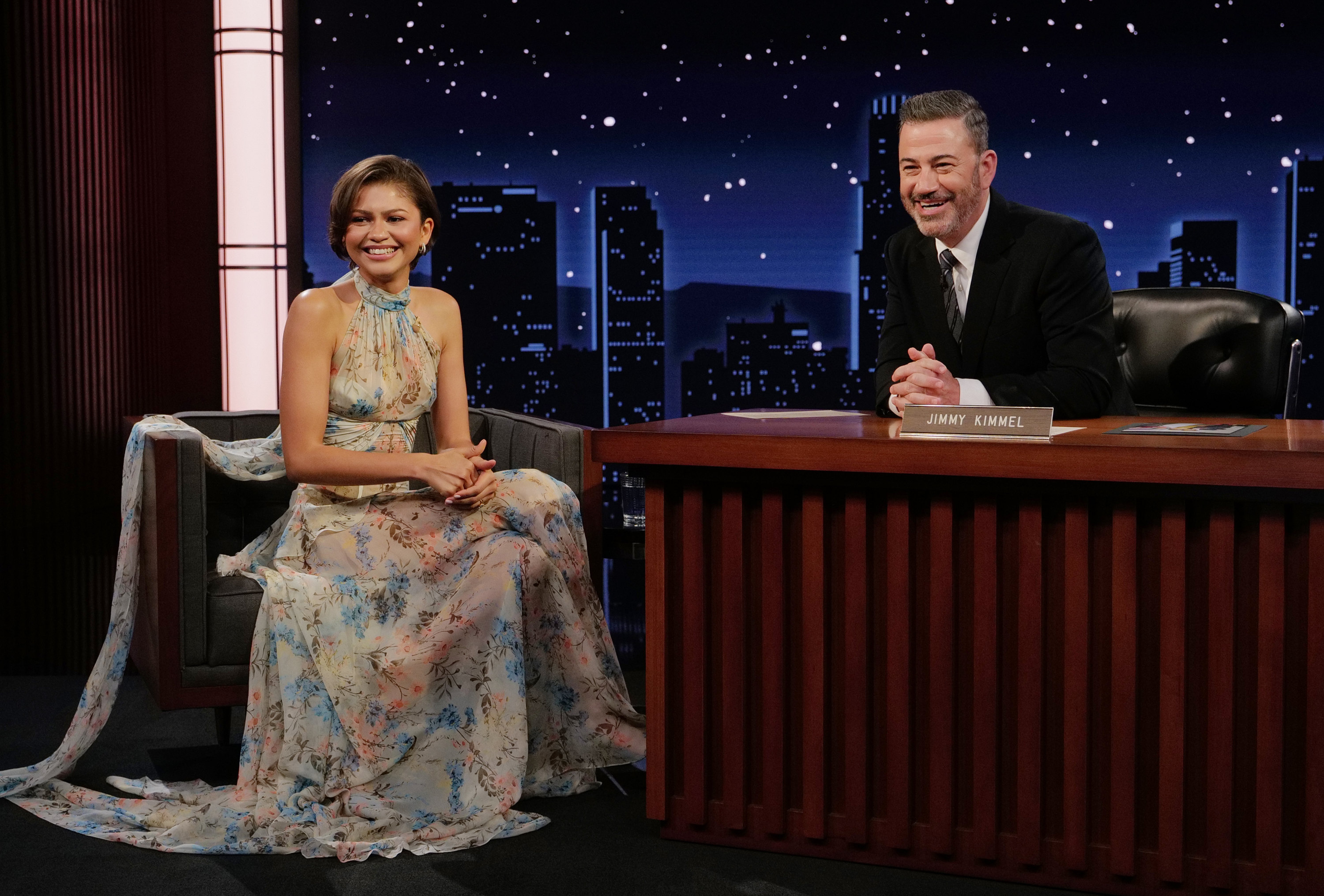 千黛亞（左）與吉米金莫（右）不斷拿她秘婚的傳聞開玩笑，弄到虛虛實實，大家都分不清了。（Randy Holmes攝／ABC電視網提供）