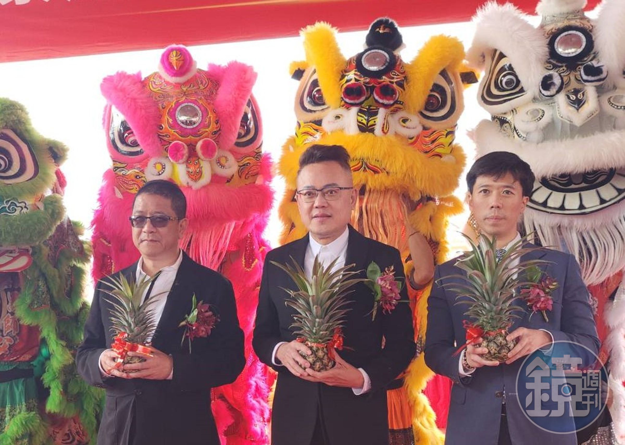 清景麟集團與白天鵝建設機構及泰嘉開發三強聯手,將在嘉義縣治特區推出百億大案「Ai世界城」。(由左至右為泰嘉開發董事長呂金發、清景麟集團董事長林聰麟、白天鵝建設總經理陳柏融)