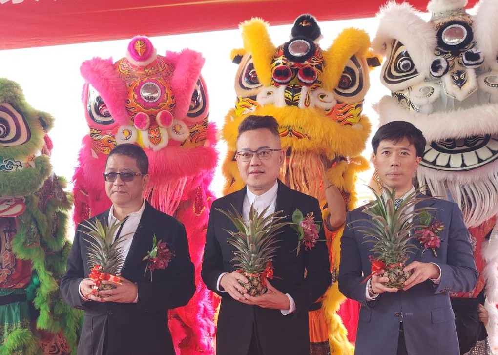 清景麟集團與白天鵝建設機構及泰嘉開發三強聯手，將在嘉義縣治特區推出百億大案「Ai世界城」。（由左至右為泰嘉開發董事長呂金發、清景麟集團董事長林聰麟、白天鵝建設總經理陳柏融）