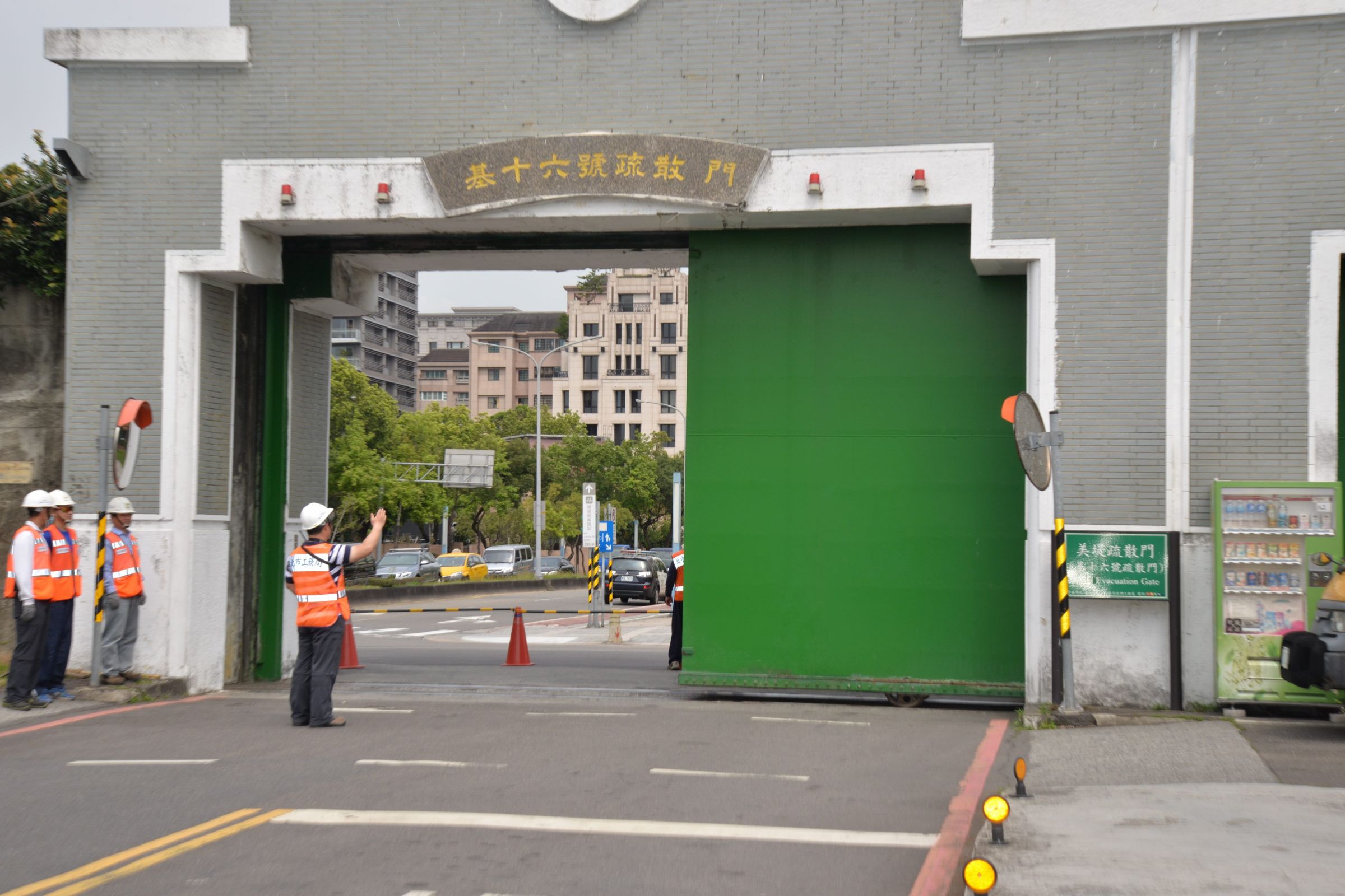 北市河濱疏散門7月23日下午4點啟動「只出不進」管制措施。（北市府提供）