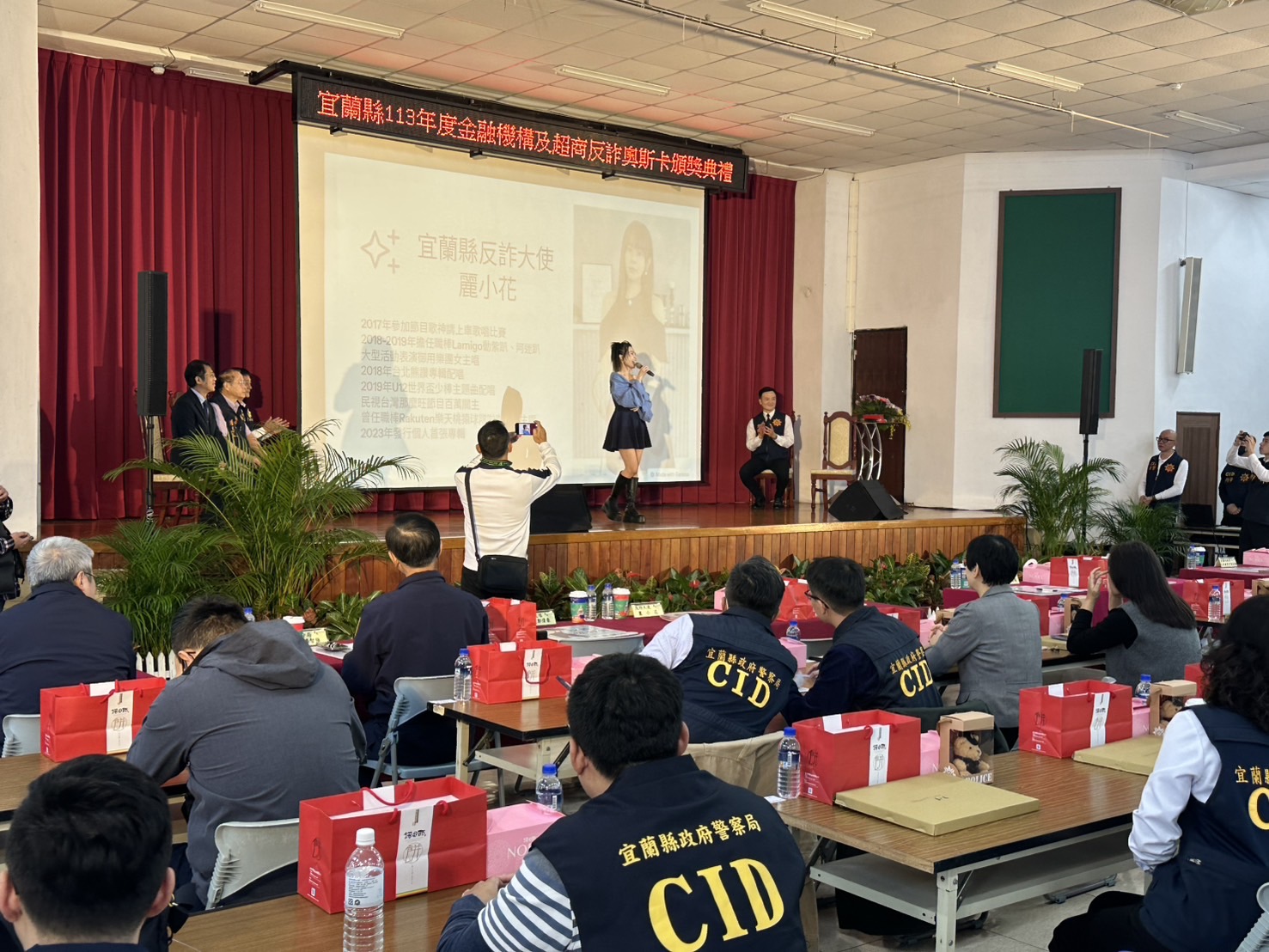 麗小花現場分享親身經歷的詐騙案例。（宜蘭縣警局提供）