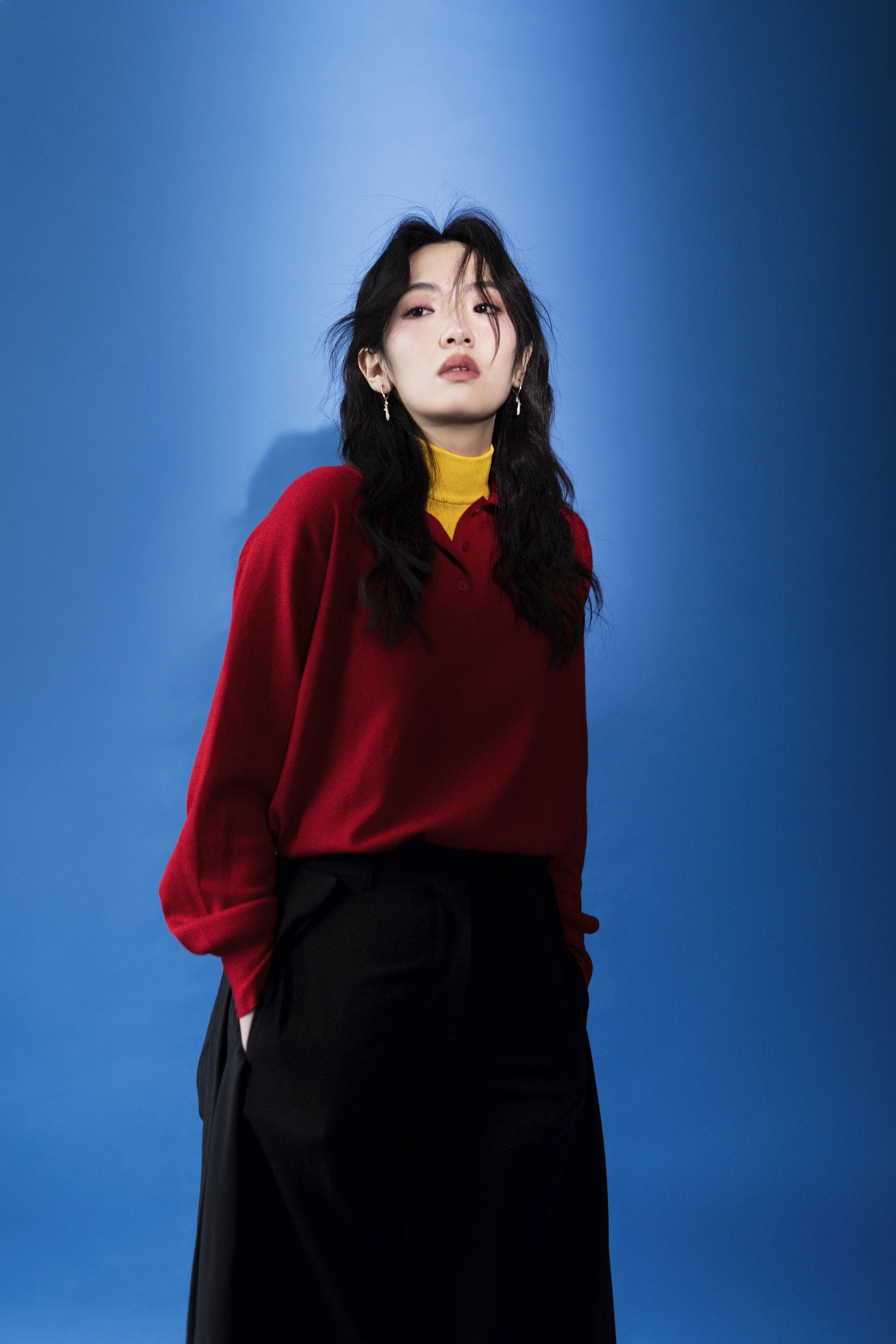 紅色針織上衣 價格店洽 by PRADA；淺黃色美麗諾羊毛套頭衫 NT$40,000 by LOEWE；黑色輕盈柔滑羊毛長褲 NT$53,000 by LOEWE；Mercy鑽石耳環NT$154,000 by Georg Jensen。
