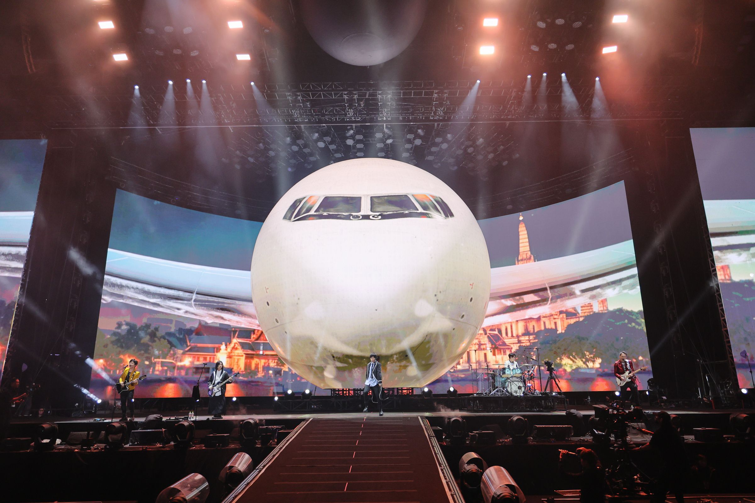 五月天搭上「Fly to 25TH豪華客機」出場。(相信音樂提供)