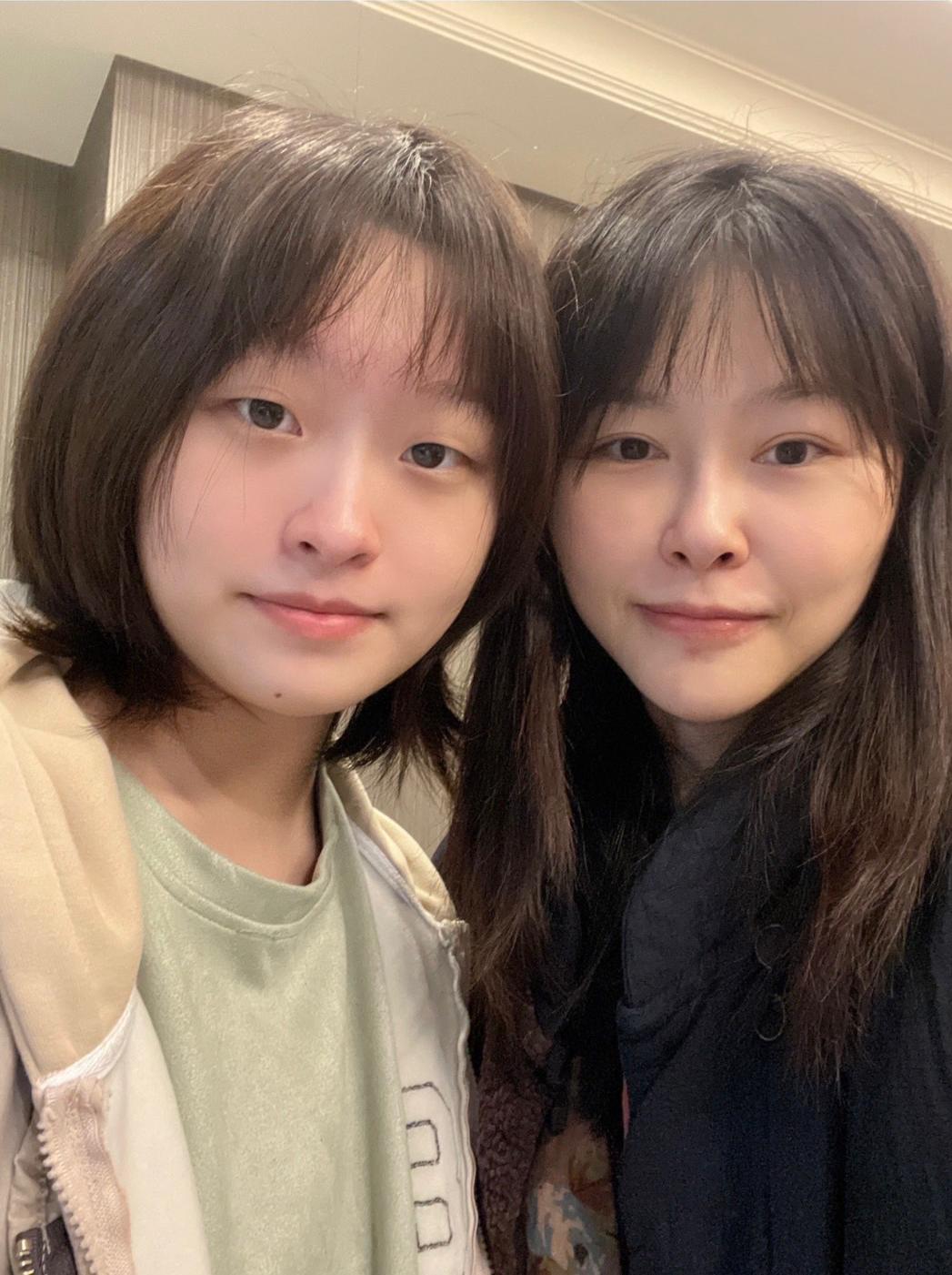 18歲受害者蔡姓同學（左）與母親（右）情同姊妹。（小超人綜合體能俱樂部提供）