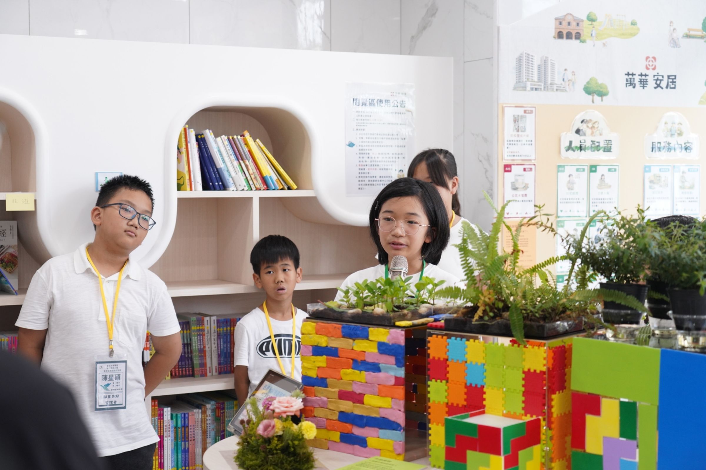 華江國小學生,在建築模型前為貴賓及師長進行導覽與說明。(圖/國家住都中心提供)