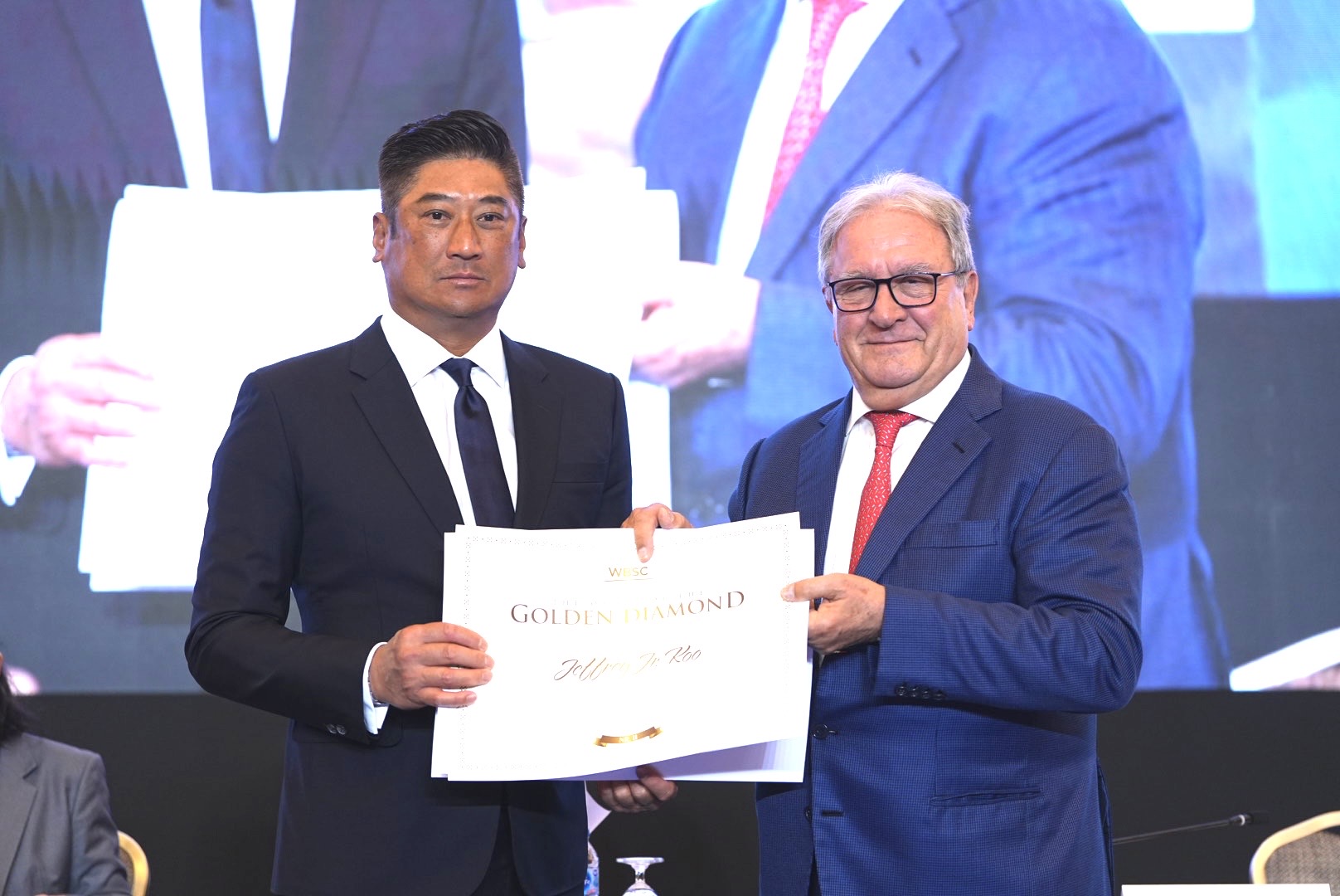 世界棒壘球總會（WBSC）執行副會長暨亞洲棒球總會辜仲諒會長今（18）日於WBSC會員大會獲頒「金鑽榮譽獎章」（WBSC Order of the Golden Diamond），表彰其推動亞洲棒球運動之貢獻與成就。（亞洲棒球總會提供）