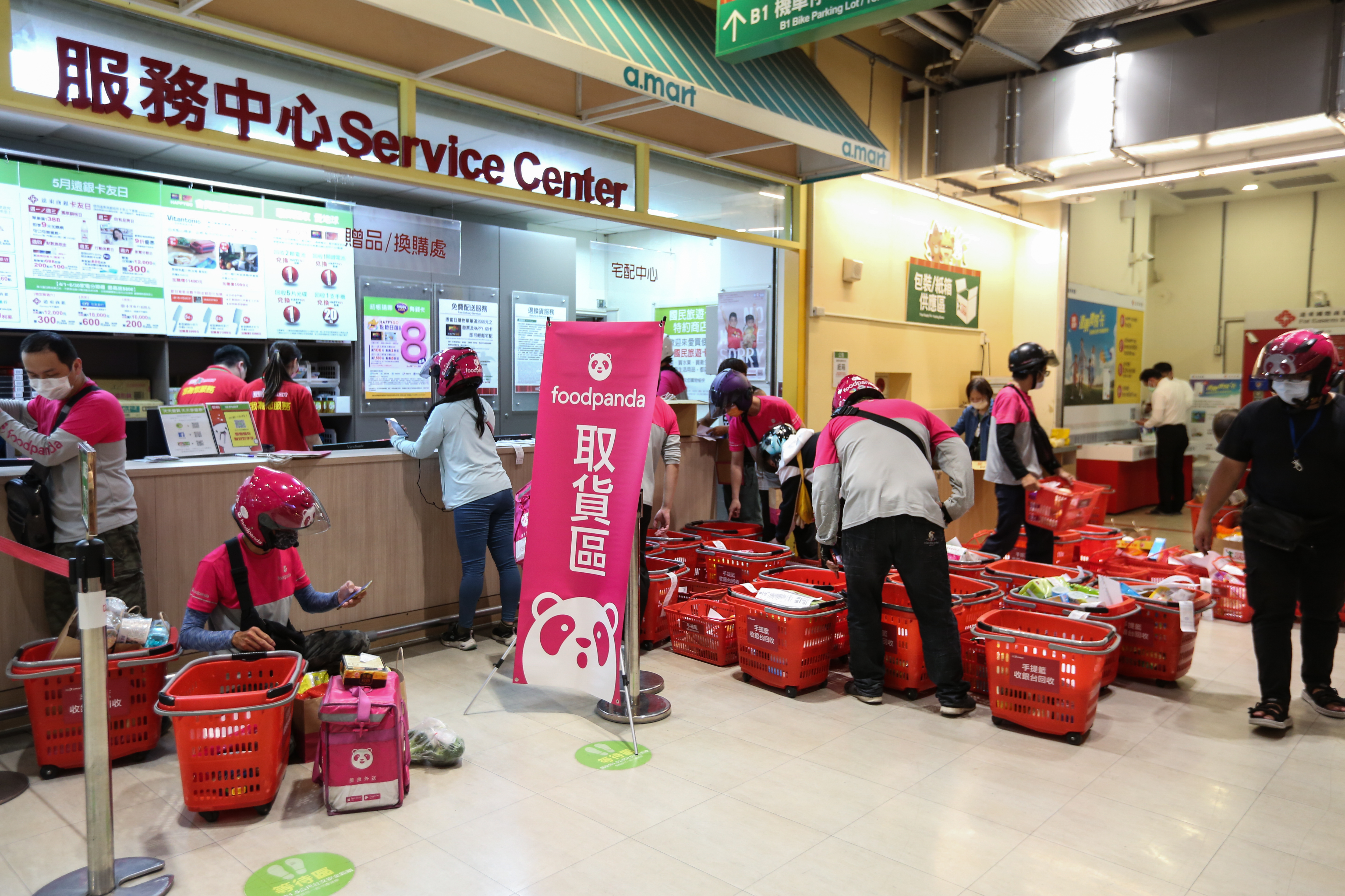 1名網友分享自己當foodpanda外送員5月的薪水竟高達10萬元；示意圖，與當事人無關。（本刊資料照）