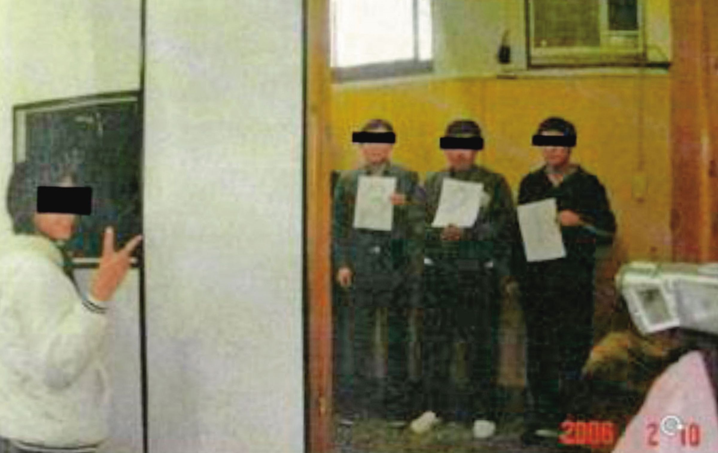 鄧屏湘(右2)在警局的列隊指認明顯違法,其他嫌疑人都是警察所扮,指認人(左)全程觀看。(翻攝監察院調查報告)