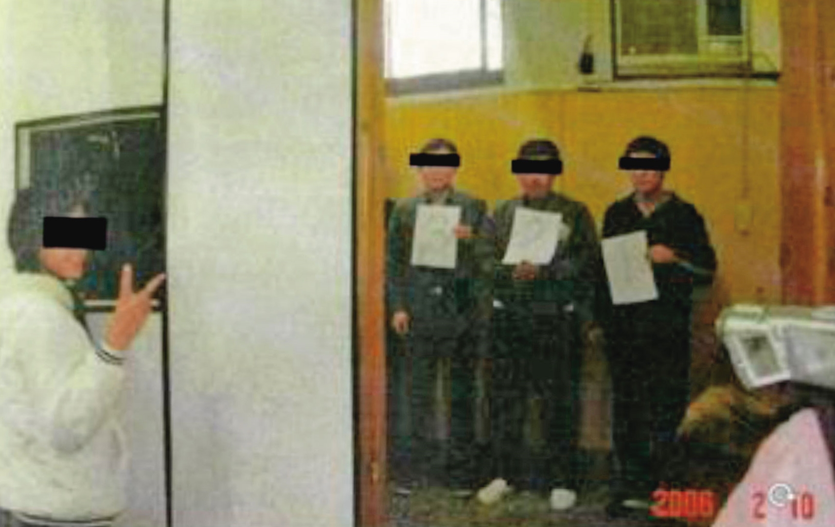 鄧屏湘（右2）在警局的列隊指認明顯違法，其他嫌疑人都是警察所扮，指認人（左）全程觀看。（翻攝監察院調查報告）