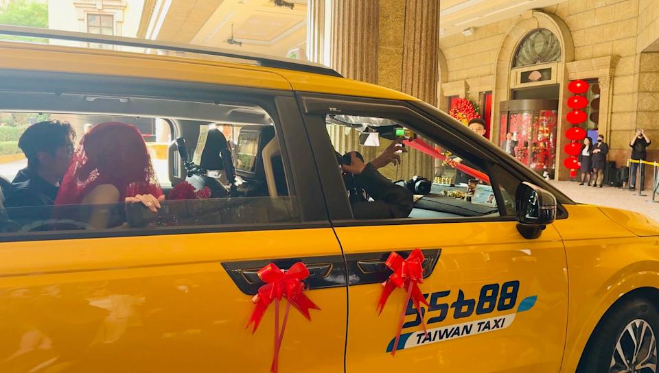 Lulu與陳漢典文定儀式，Lulu爸親自開著計程車送女兒出嫁。（台灣大車隊提供）
