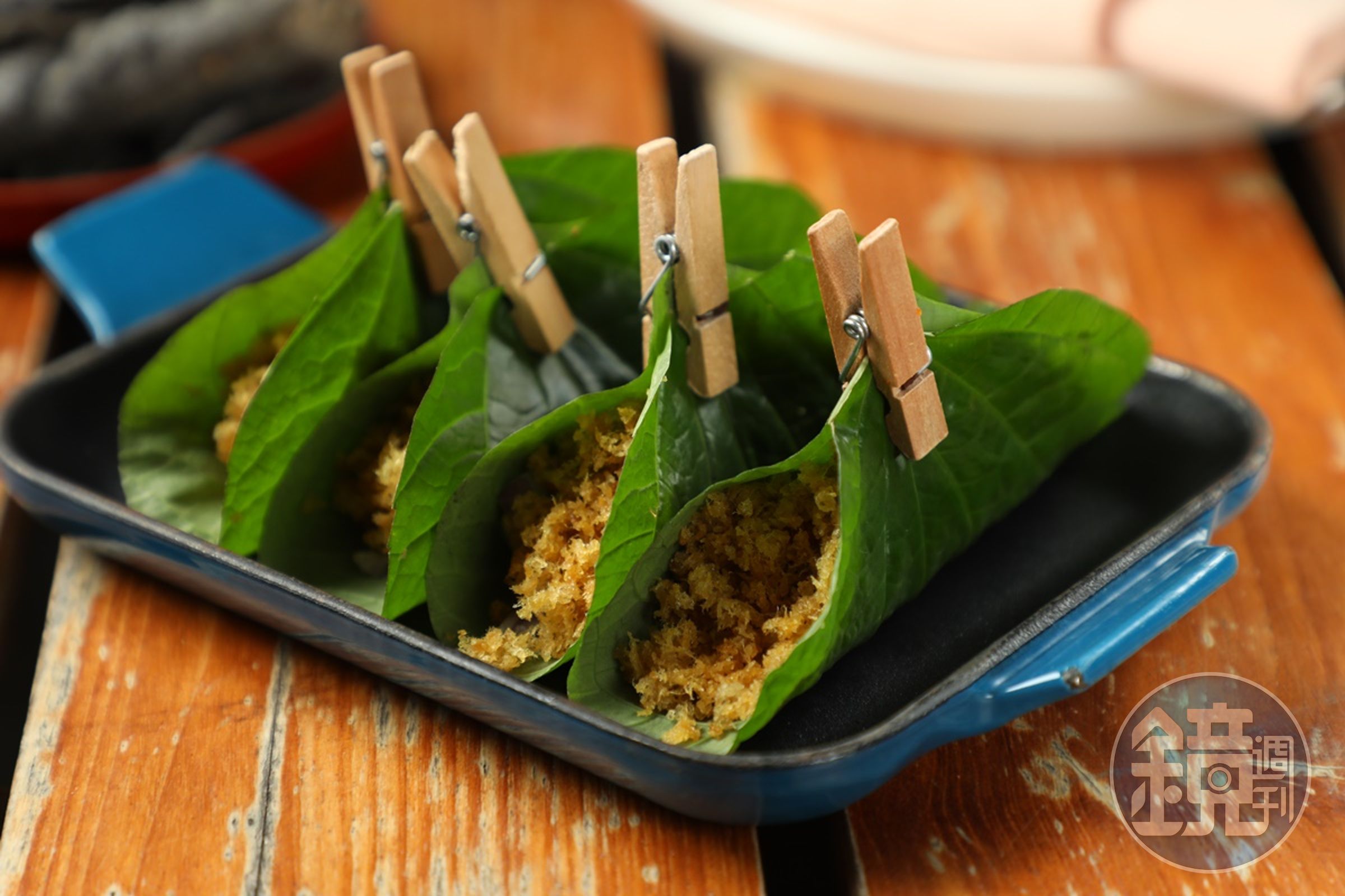 荖藤葉包著香料魚酥的「Miang Kham」，是泰國各地常見的市井小吃。（160泰銖／份，約NT$141）
