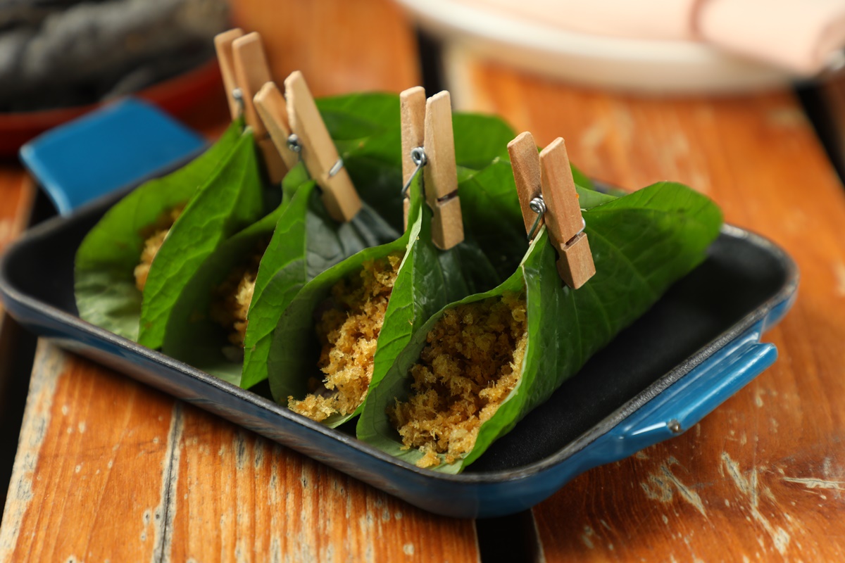 荖藤葉包著香料魚酥的「Miang Kham」,是泰國各地常見的市井小吃。(160泰銖/份,約NT$141)