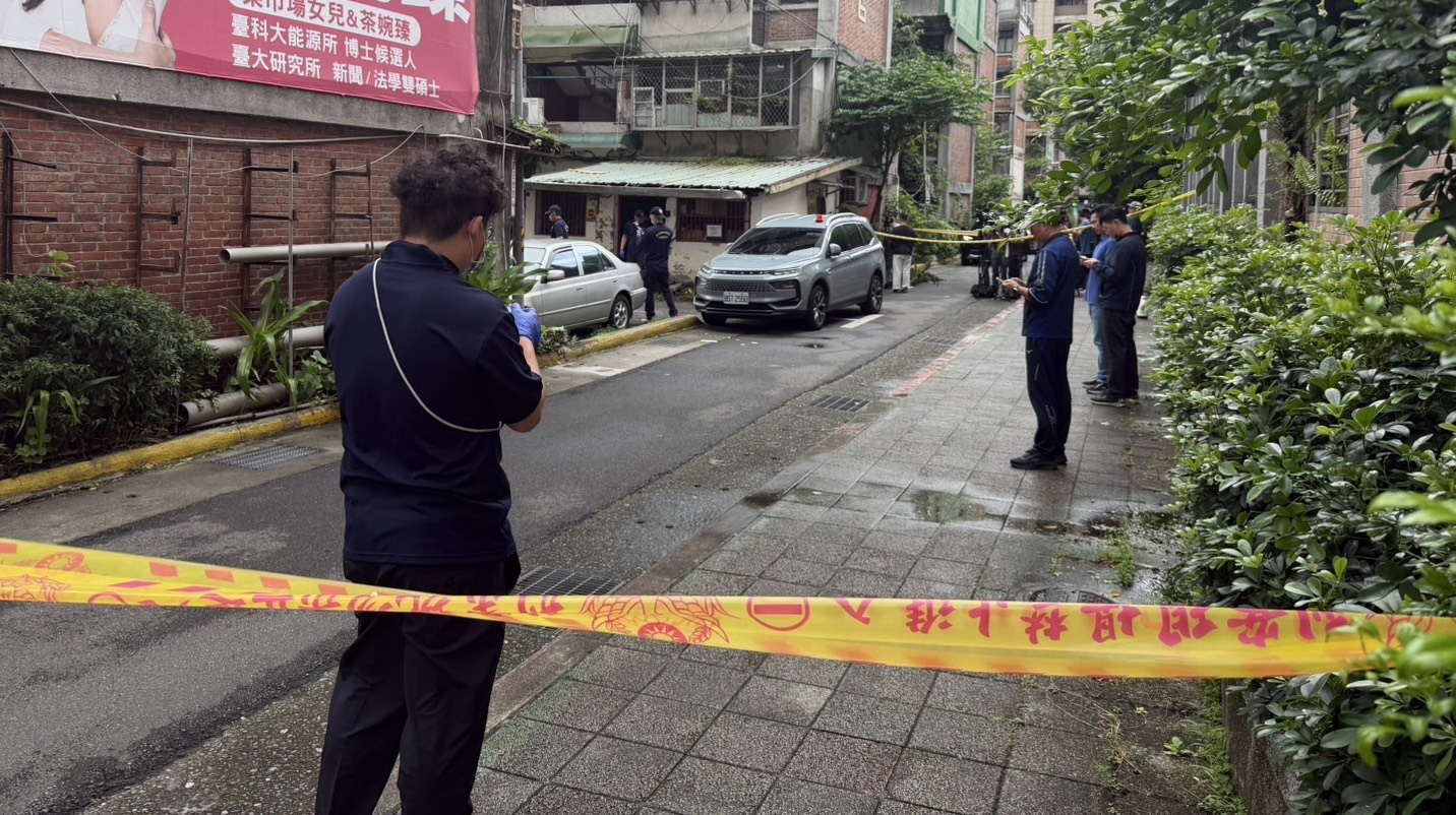 趙女在住處被開槍擊中腹部,警方封鎖現場調查,鎖定趙女丈夫與小三易女涉嫌。翻攝畫面