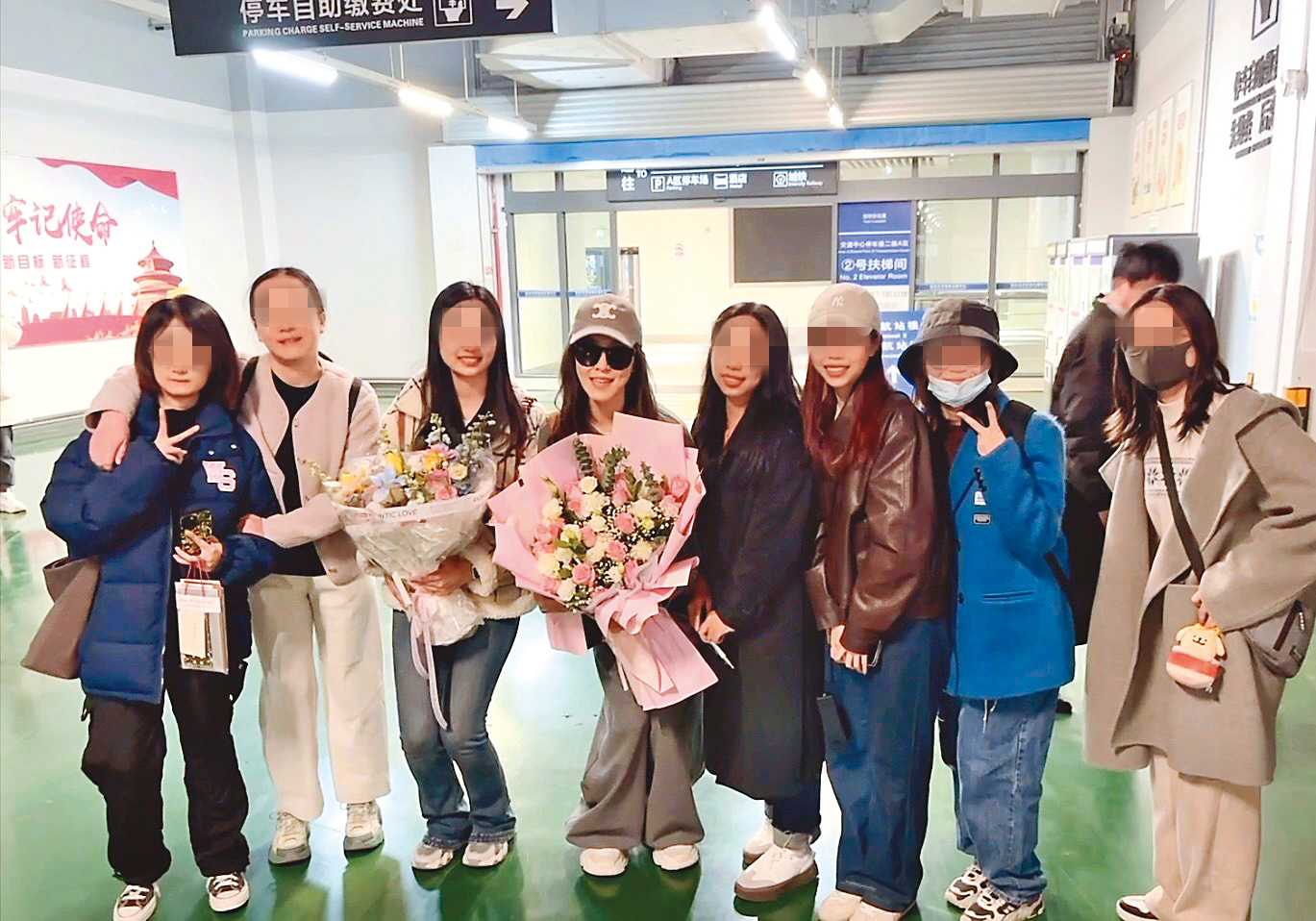 近來范瑋琪（左四）勤跑中國大陸，舉辦巡迴演唱會。（翻攝自黑天使製作微博）