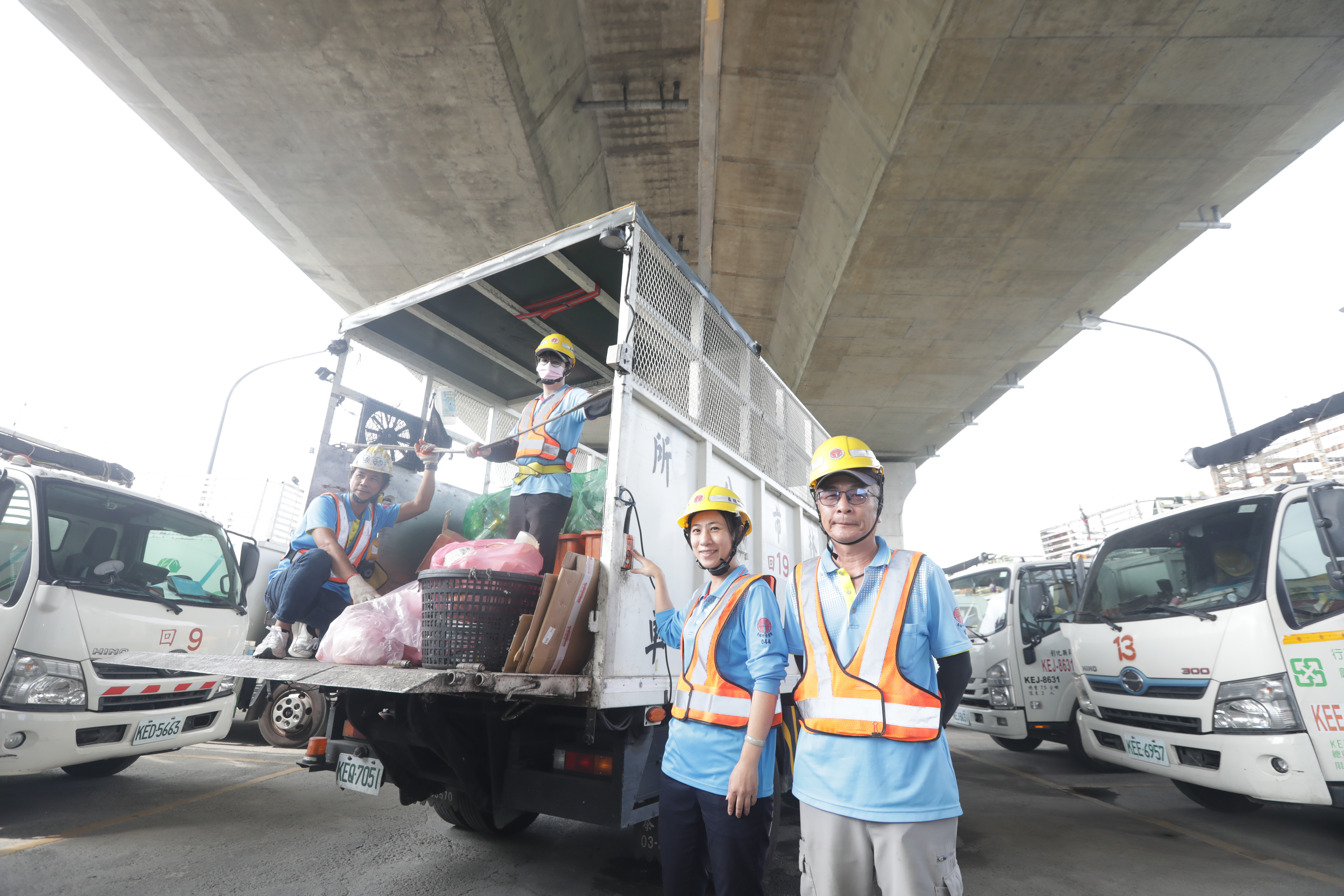 彰化回收新制上路後，員林市清潔隊組成清潔稽查隊，跟車輔導民眾。