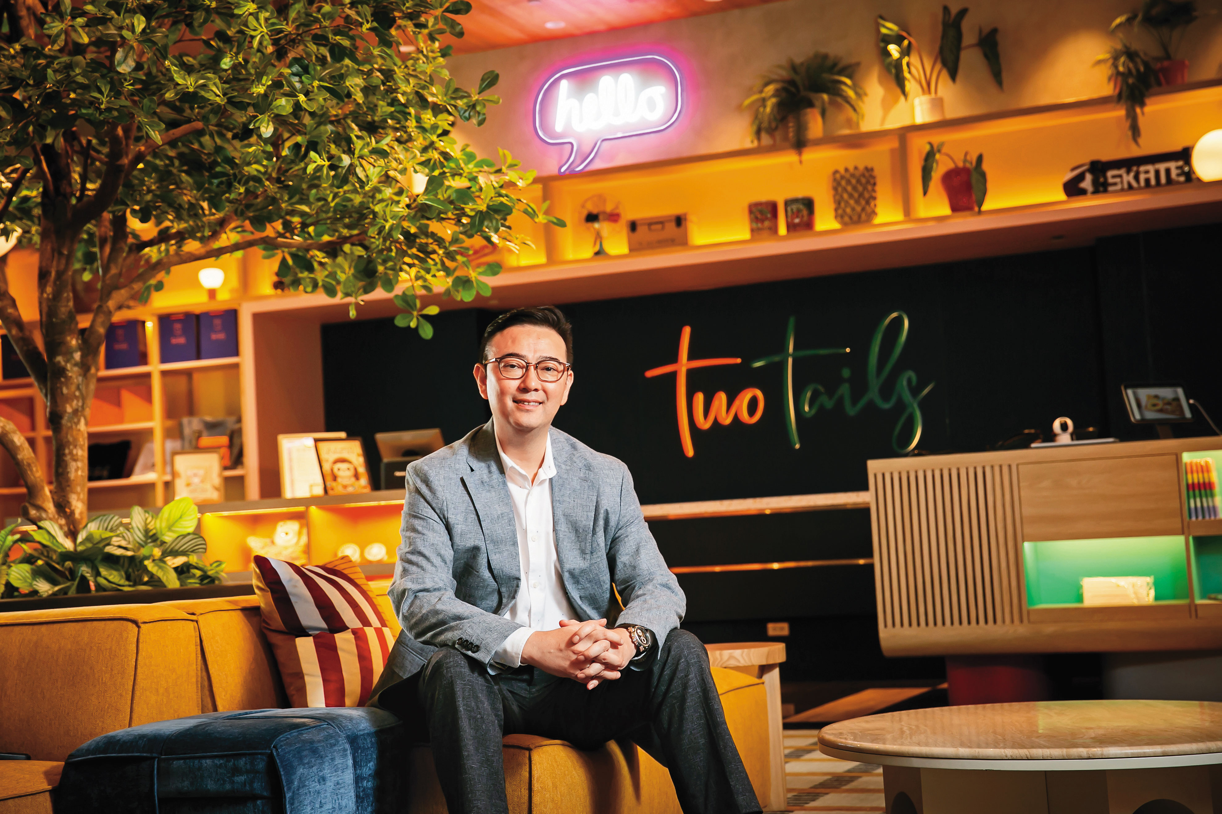 擁有近30年飯店經營資歷的Two Tails（樂樂旅）董事長馮傑，把飯店大廳打造成兼具年輕與都會感的活力氛圍，開幕5個月，住房率從3成躍升至近7成。