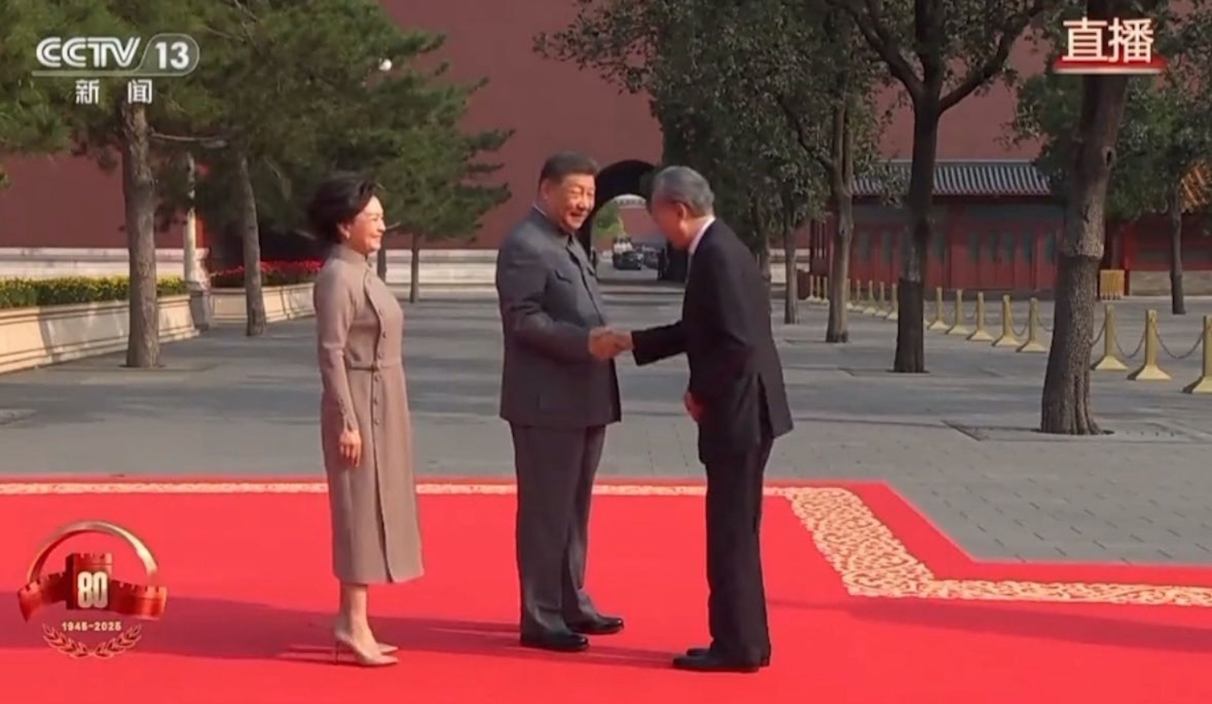 日本前首相鳩山由紀夫(右)應邀參加,並在中國國家主席習近平迎接下進入會場。(翻攝自央視畫面)