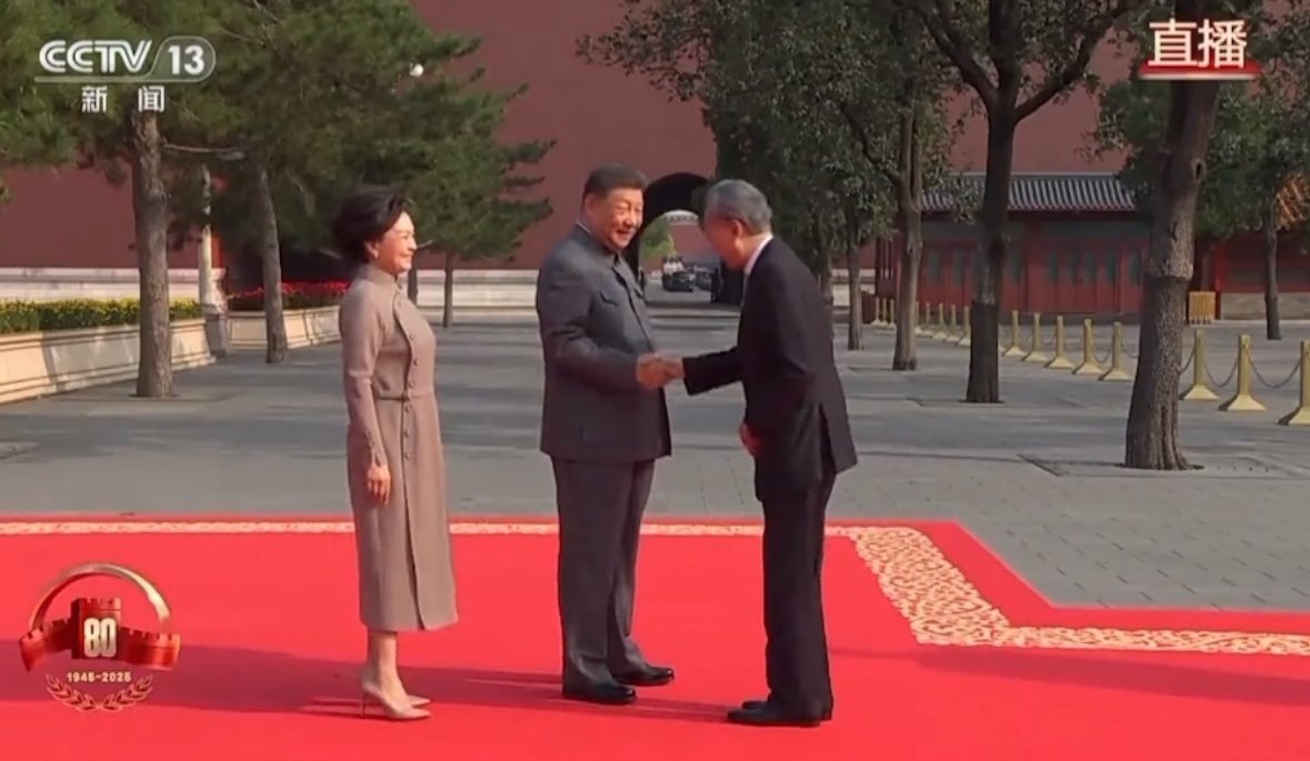 日本前首相鳩山由紀夫（右）應邀參加，並在中國國家主席習近平迎接下進入會場。（翻攝自央視畫面）