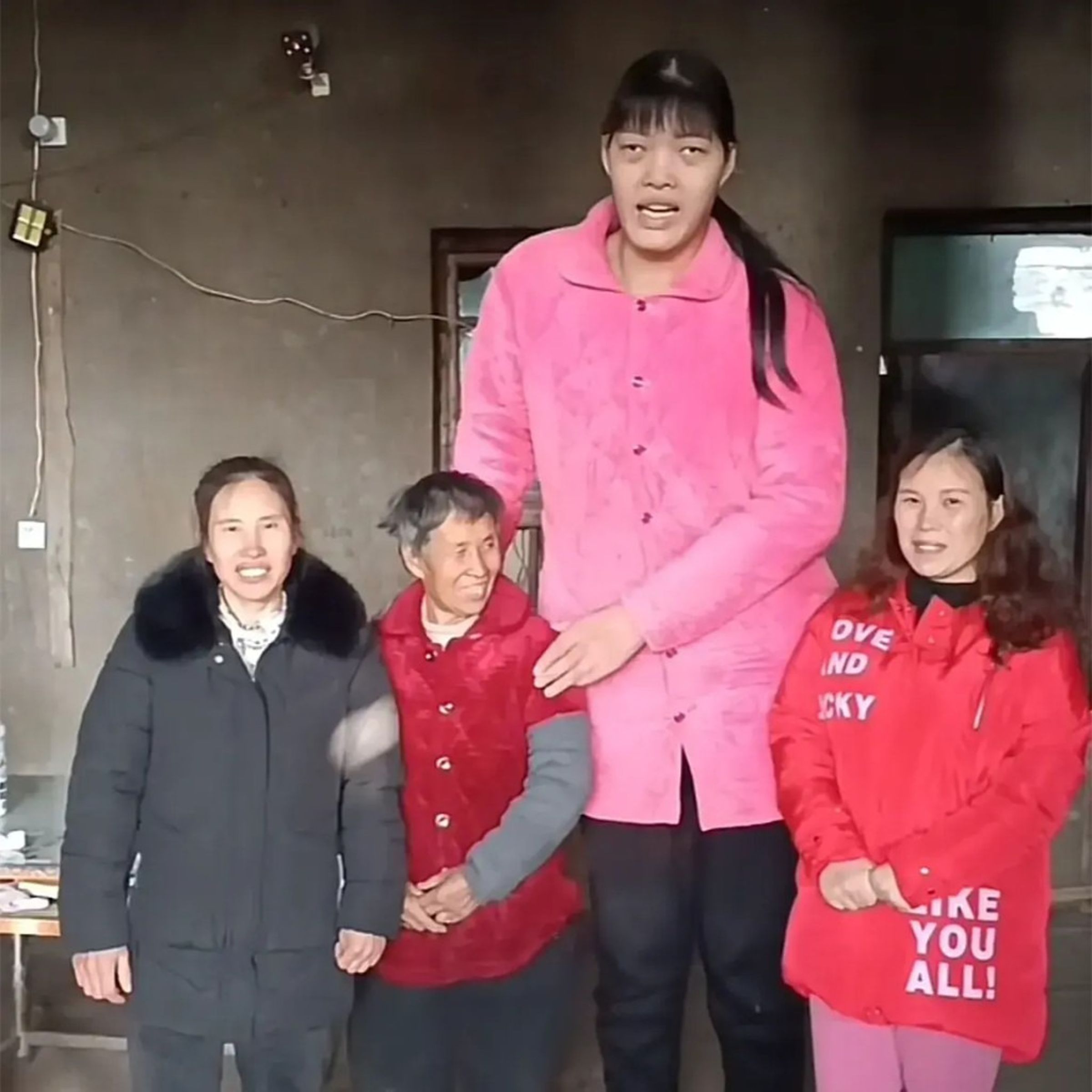 小莫患有巨人症，生長環境對她的限制相當多。（翻自微博）