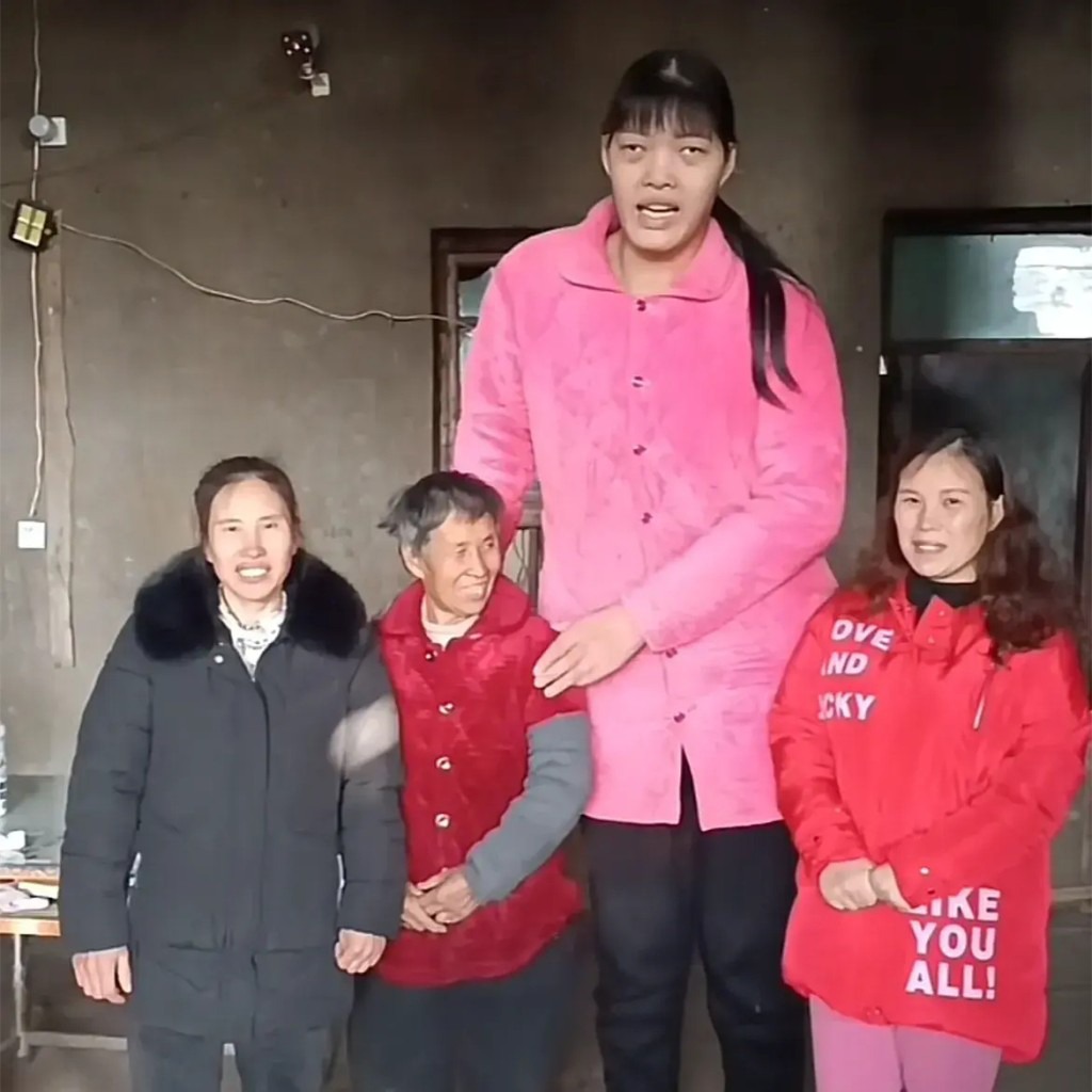 小莫患有巨人症，生長環境對她的限制相當多。（翻自微博）