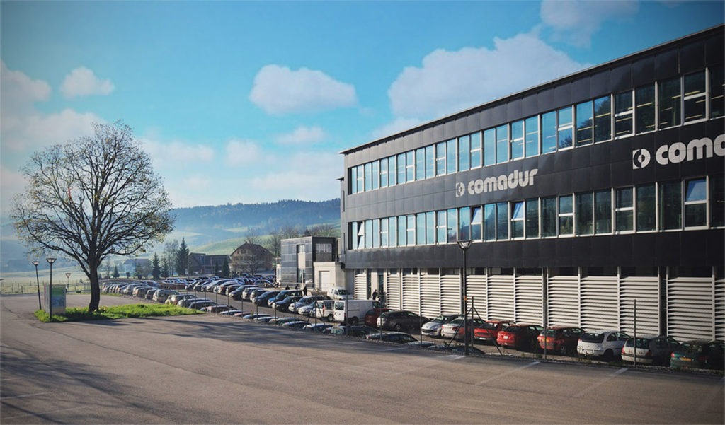 COMADUR SA 為全球最大藍寶石水晶鐘錶零件製造商，隸屬 Swatch Group，長期供應 OMEGA、ROLEX、PATEK PHILIPPE 等瑞士高級品牌。